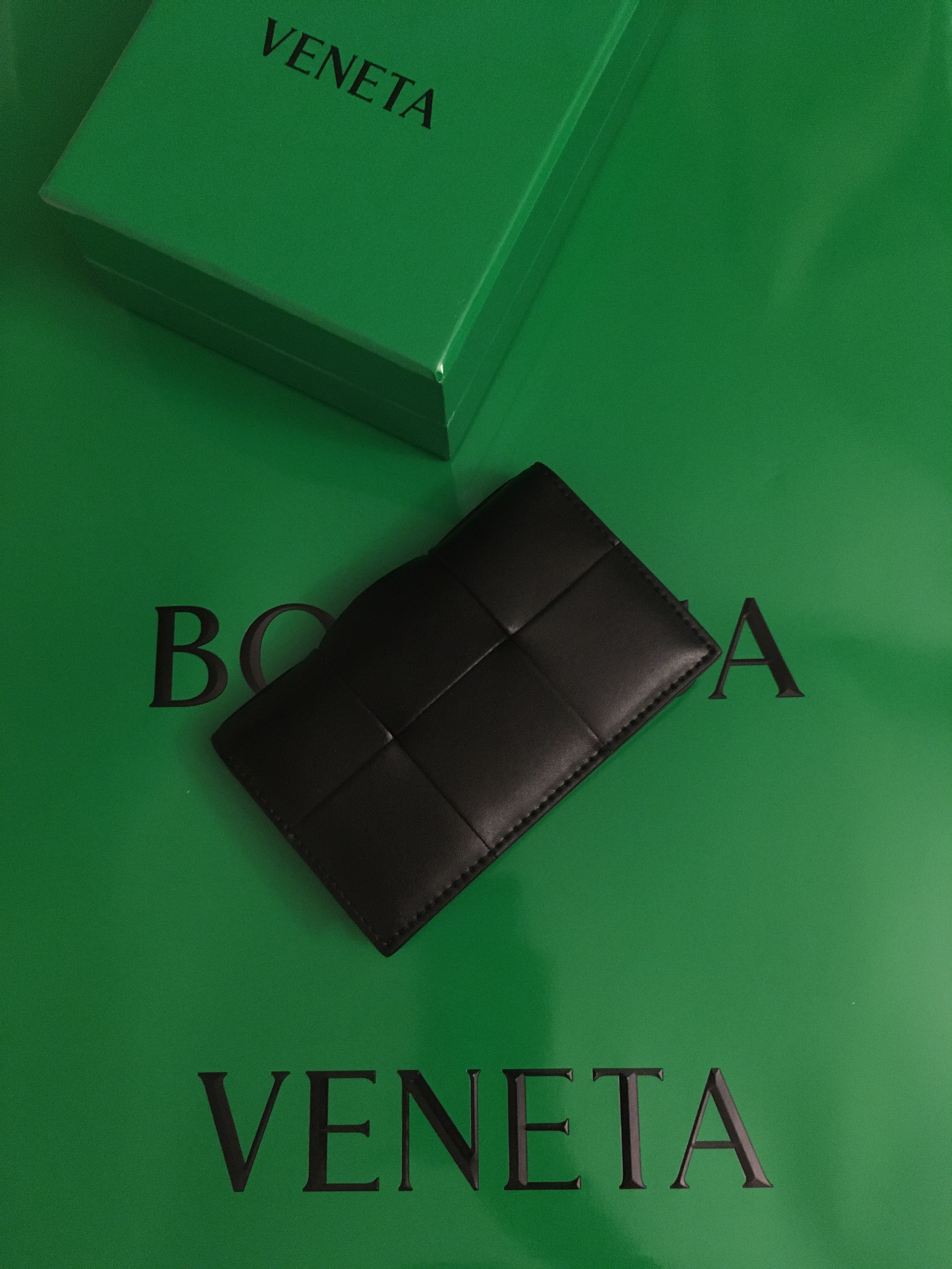 Bottega Veneta Flap Card Case Black 착용 스타일 - 2