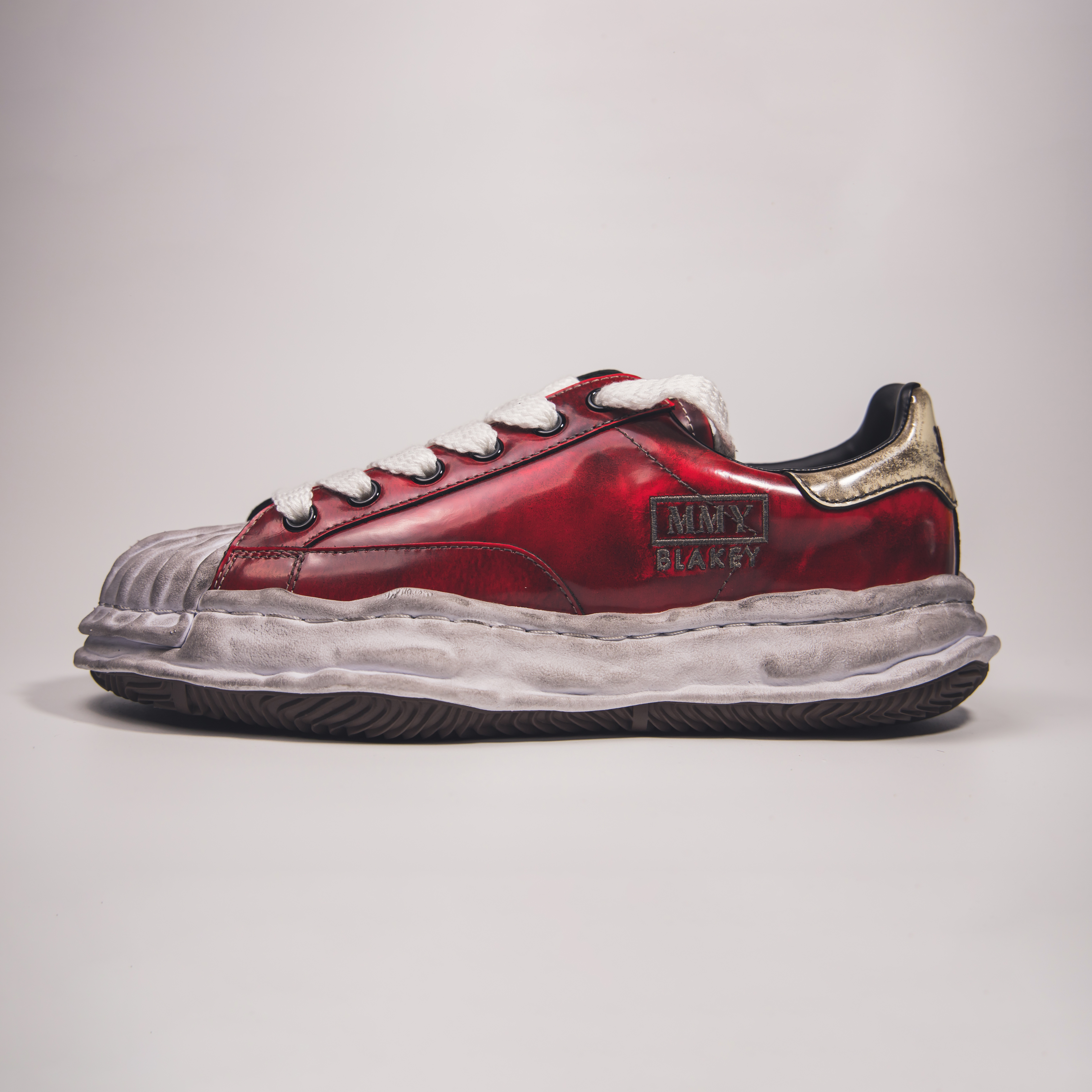 Maison Mihara Yasuhiro Blakey OG Sole Brushed Patent Low-top Sneakers Red 착용 스타일 - 1
