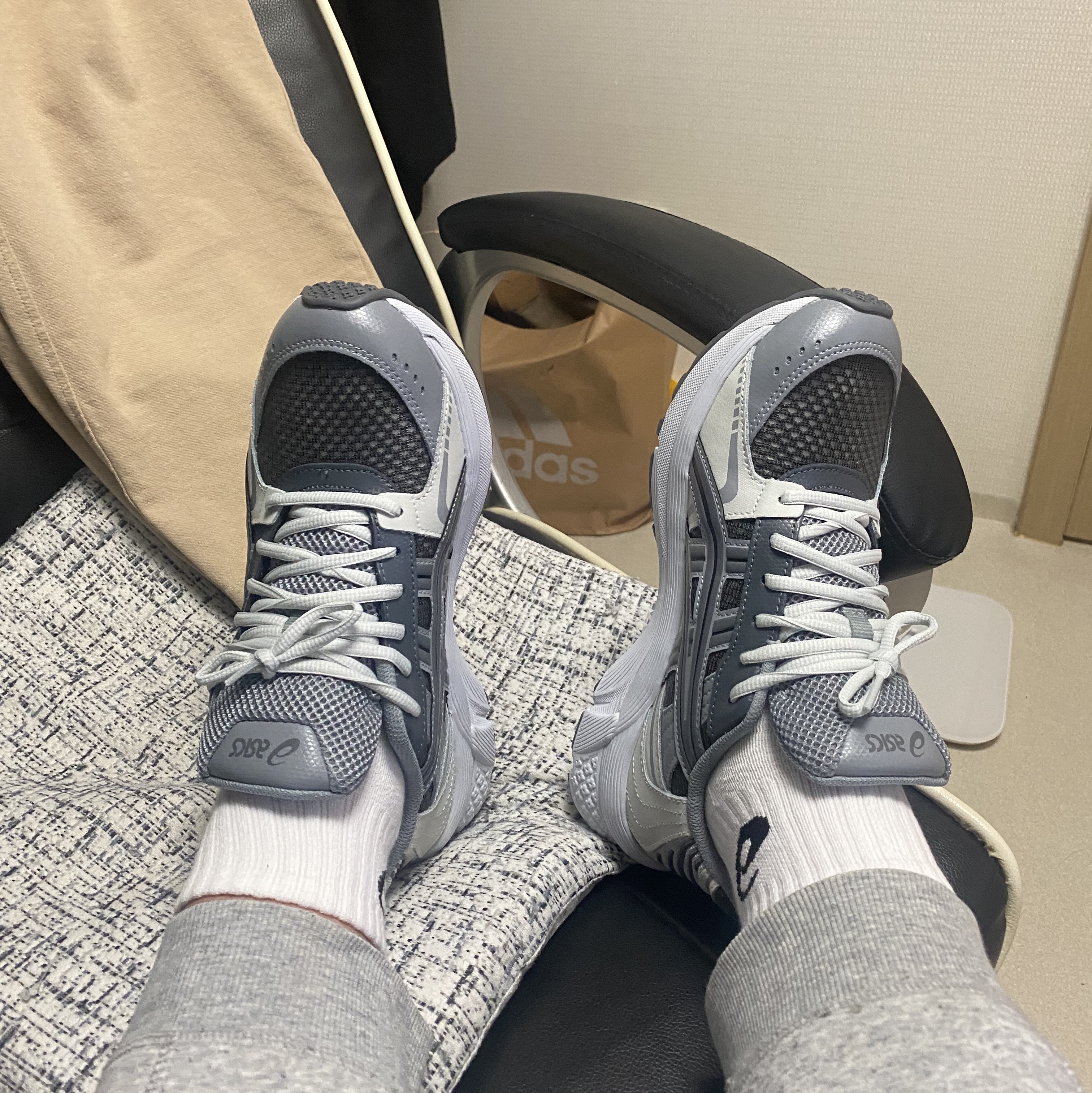 Asics Gel-Kyrios Carrier Grey 착용 스타일