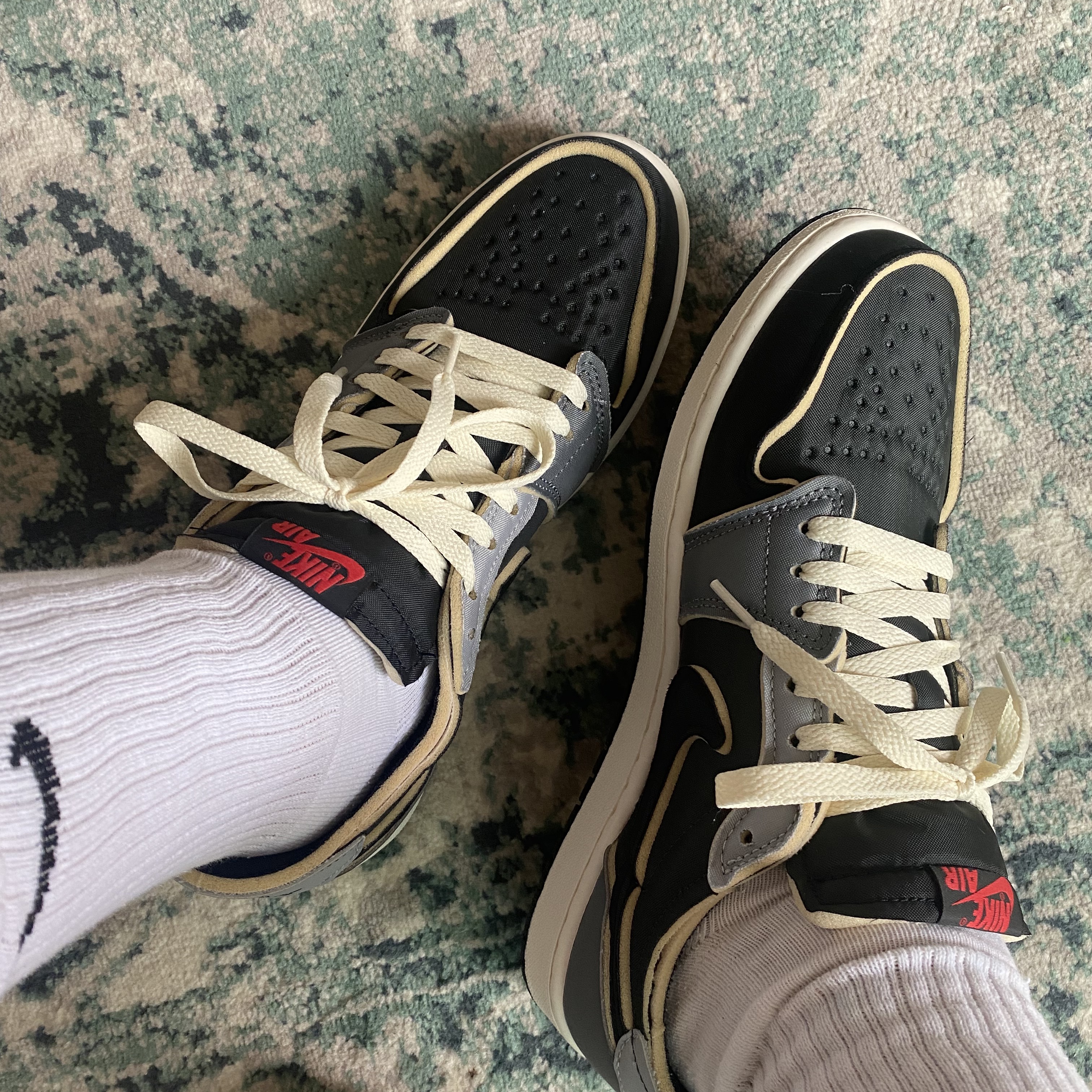 Jordan 1 Retro Low OG EX Black and Smoke Grey 착용 스타일