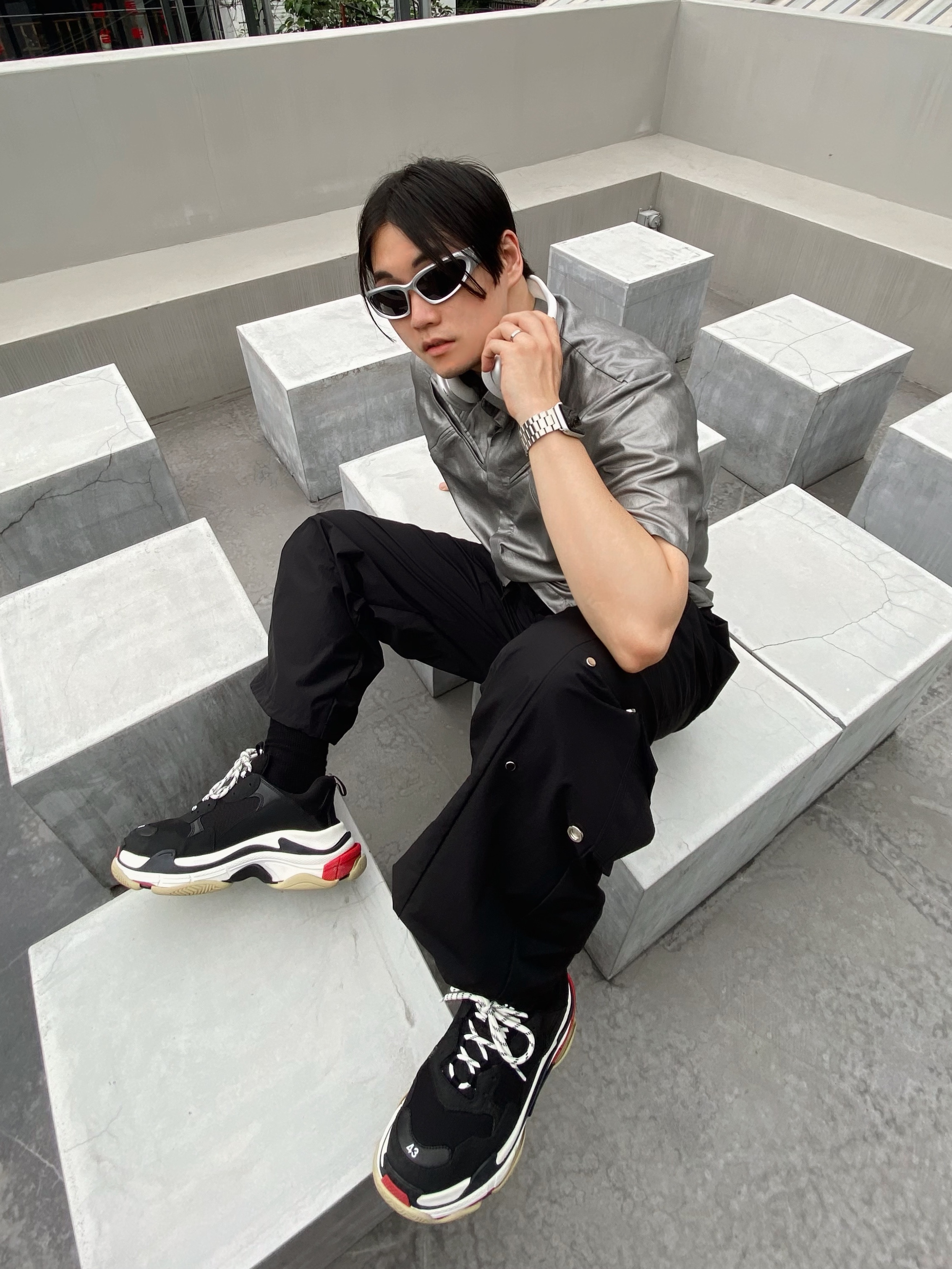 Balenciaga Triple S Sneakers Black Red 2022, Apple AirPods Max Lightning Silver (Korean Ver.) 착용 스타일 - 3