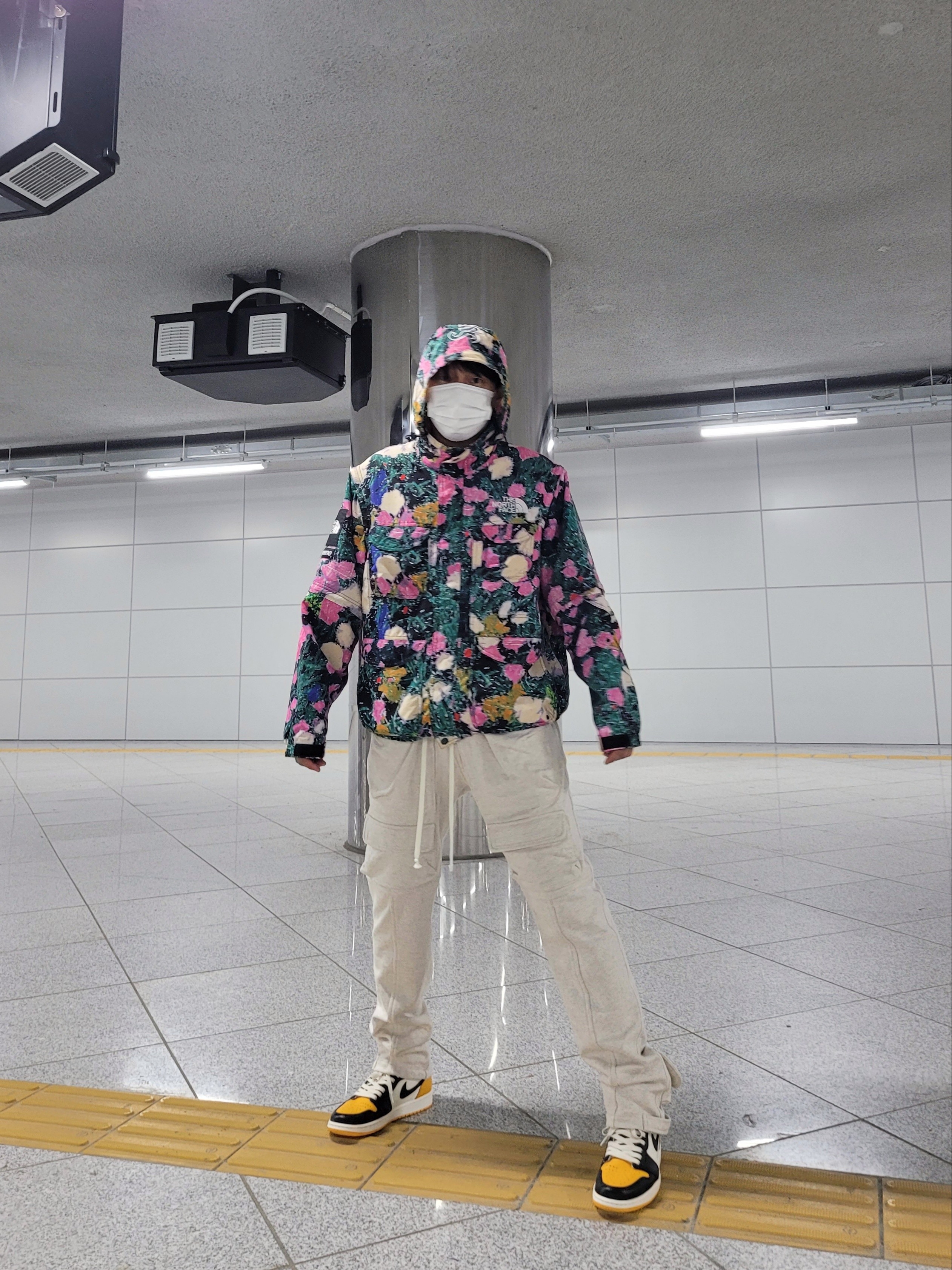 Supreme x The North Face Trekking Convertible Jacket Flowers - 22SS, Jordan 1 Retro High OG Taxi 착용 스타일 - 5