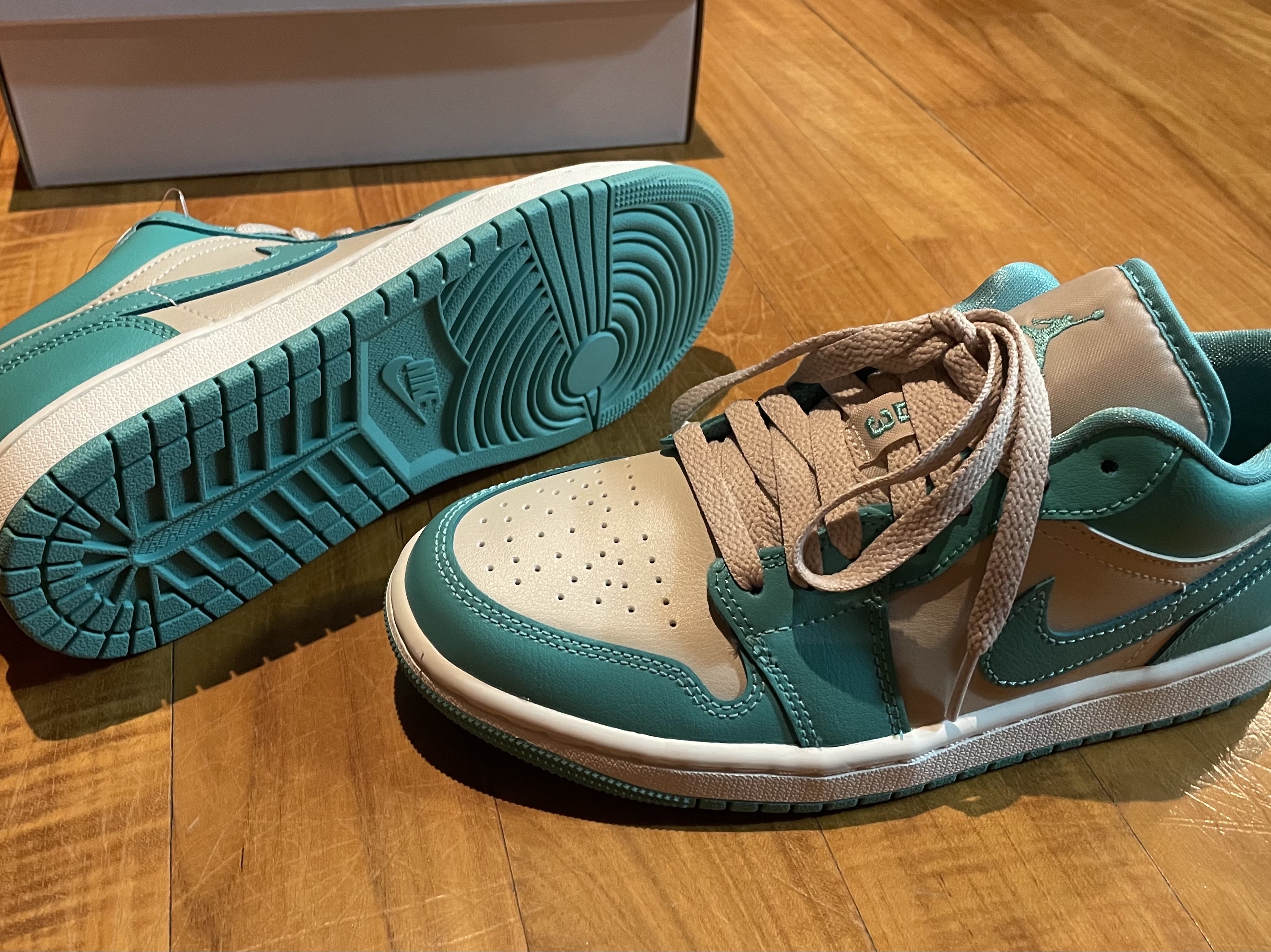 (W) Jordan 1 Low New Emerald 착용 스타일 - 3