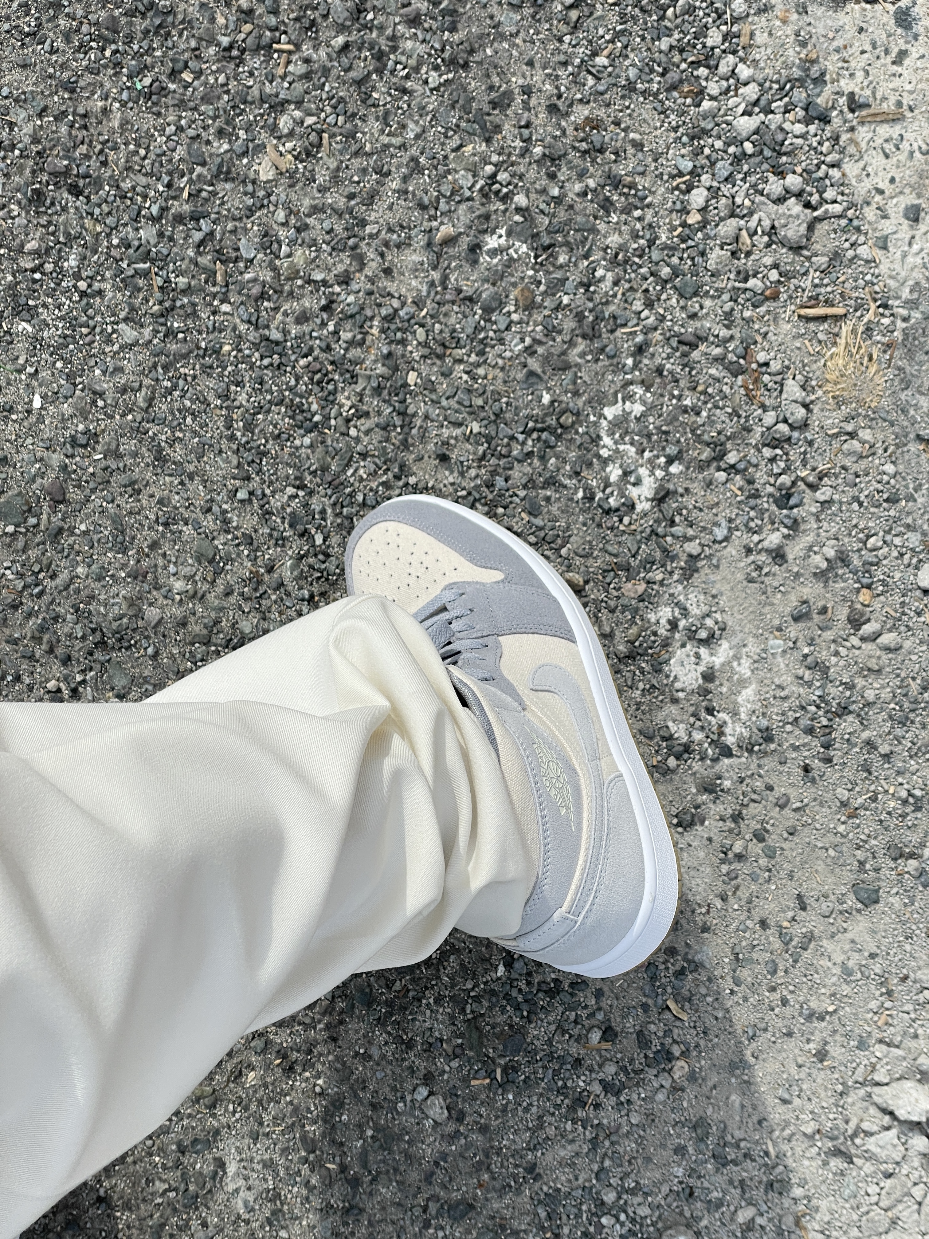 Jordan 1 Mid SE Coconut Milk Particle Grey 착용 스타일 - 2