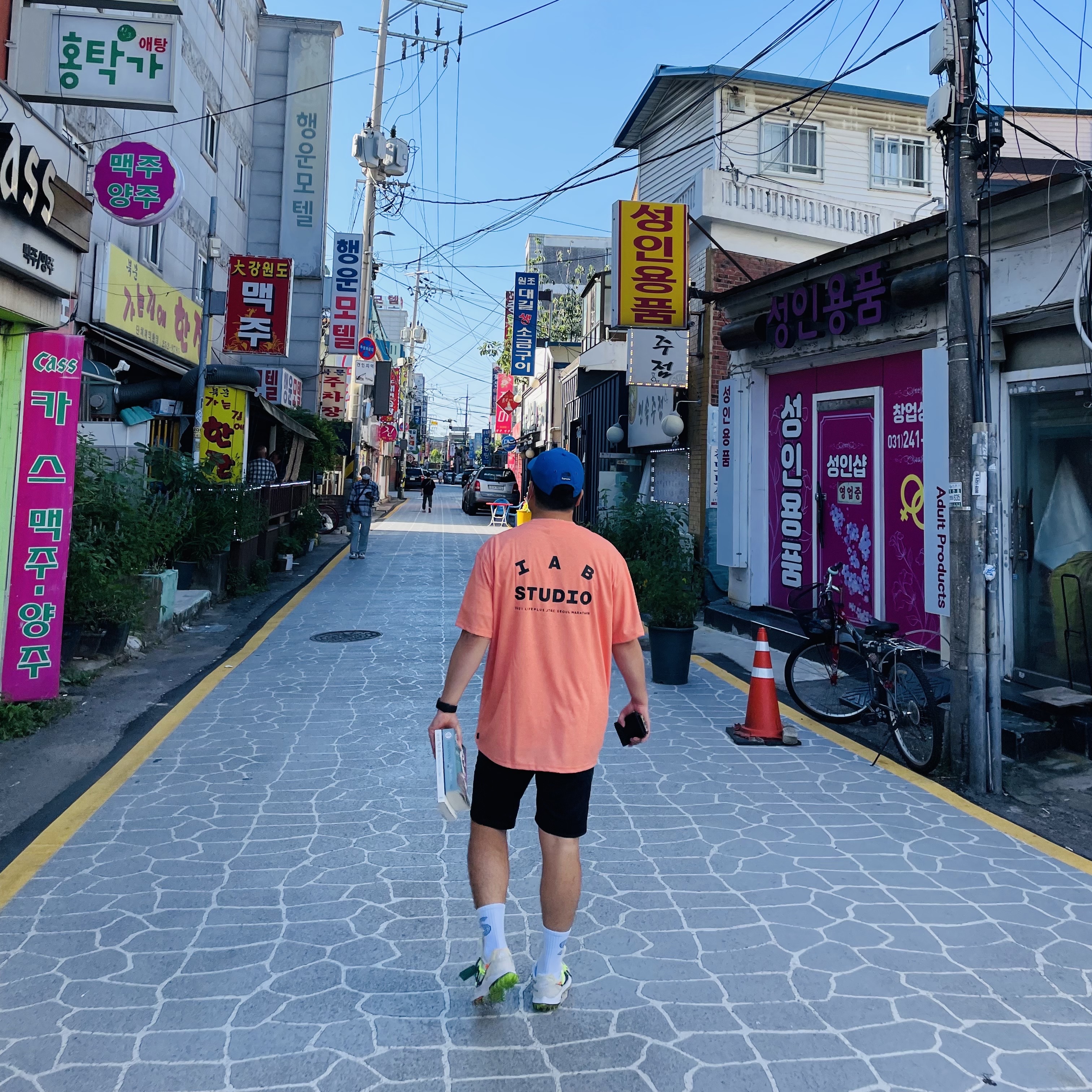 IAB Studio x JTBC 2021 Life Plus Seoul Marathon Pack Orange, (W) Nike x Off-White Zoom Terra Kiger 5 White 착용 스타일