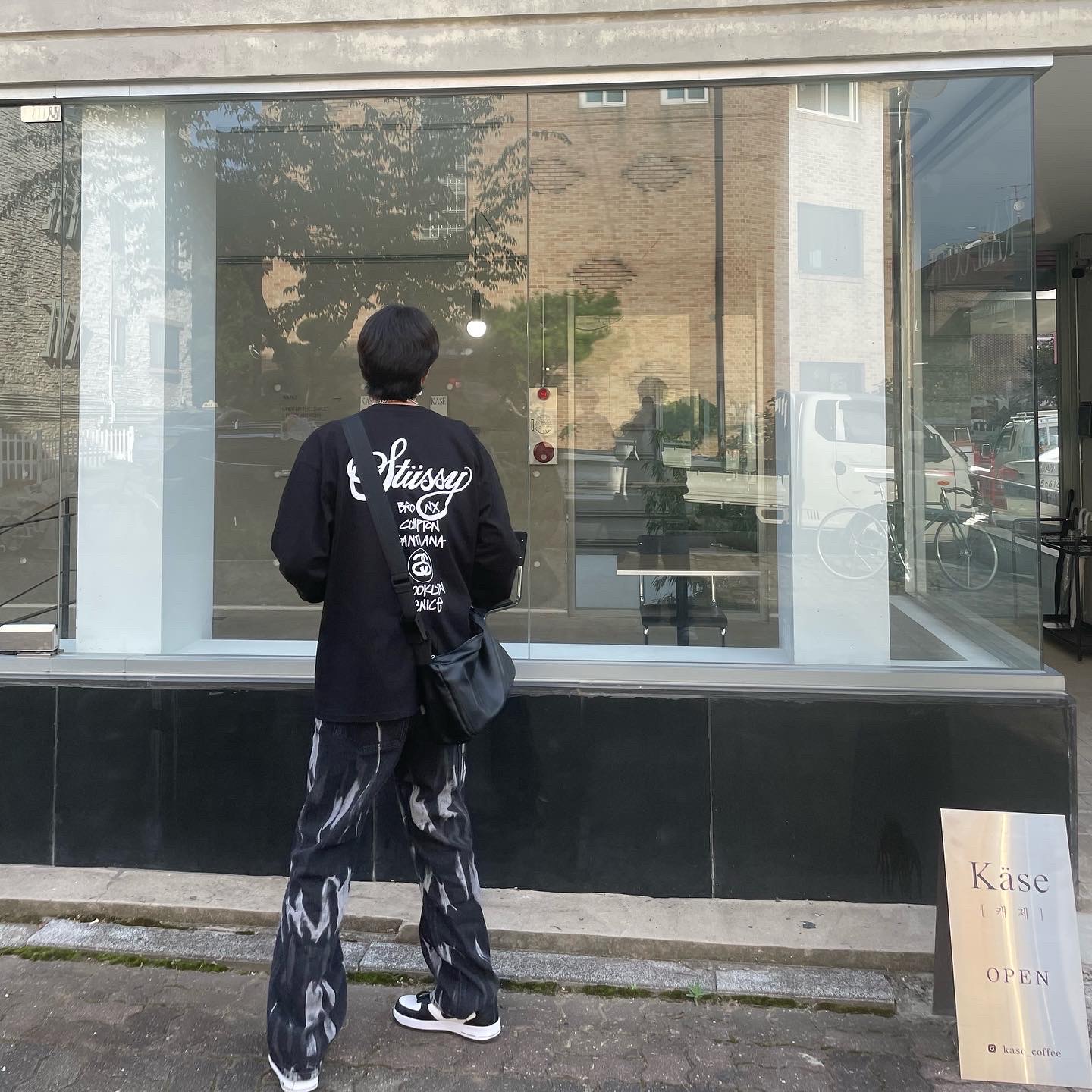 Stussy World Tour LS T-Shirt Black, Nike x Stussy Air Force 1 '07 Mid SP Black and Light Bone 착용 스타일 - 1