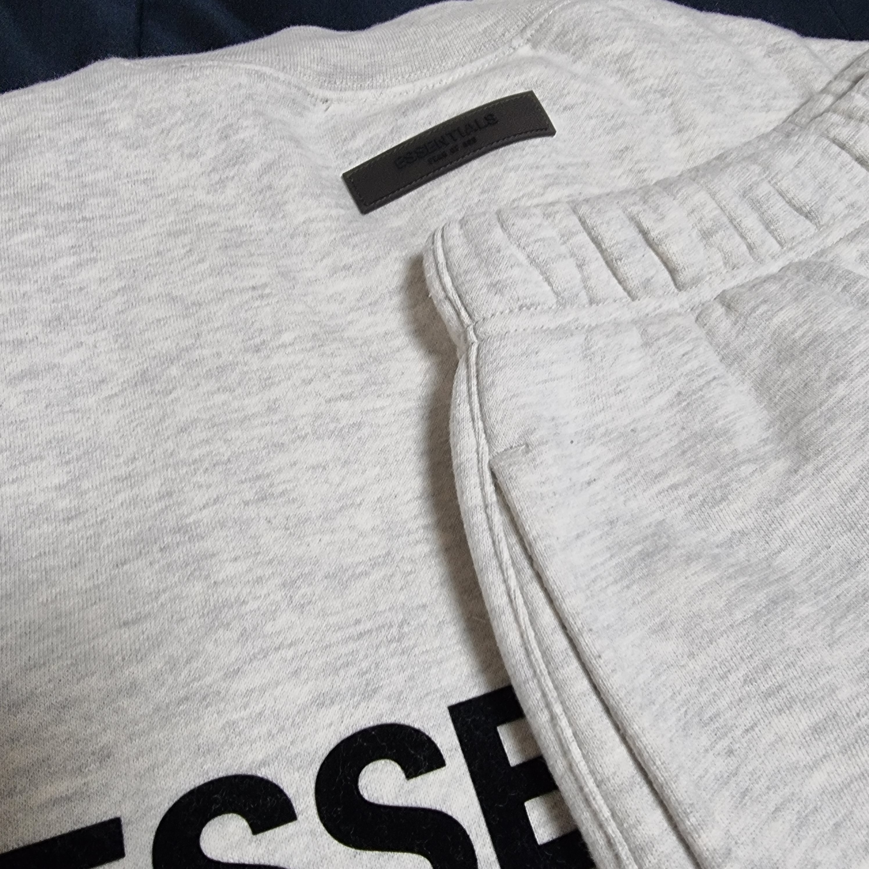 Essentials The Core Collection Crewneck Sweatshirt Light Oatmeal, Essentials The Core Collection Sweatshorts Oatmeal 착용 스타일 - 1