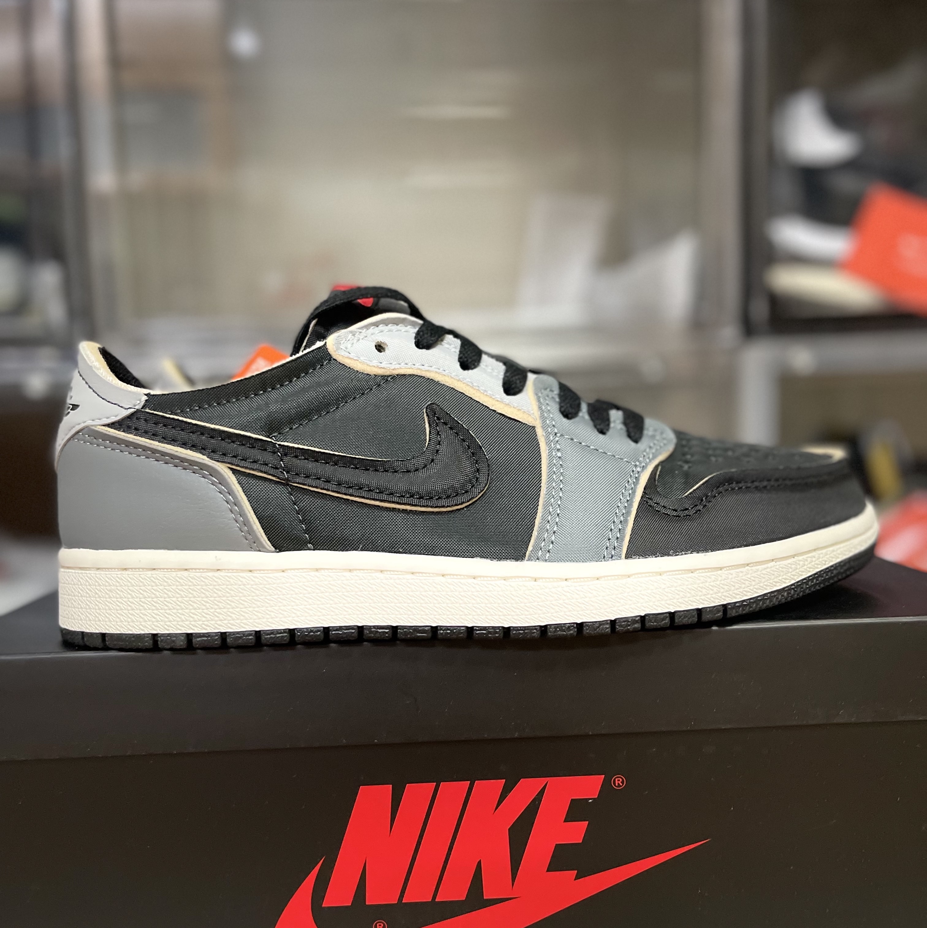 Jordan 1 Retro Low OG EX Black and Smoke Grey 착용 스타일 - 1