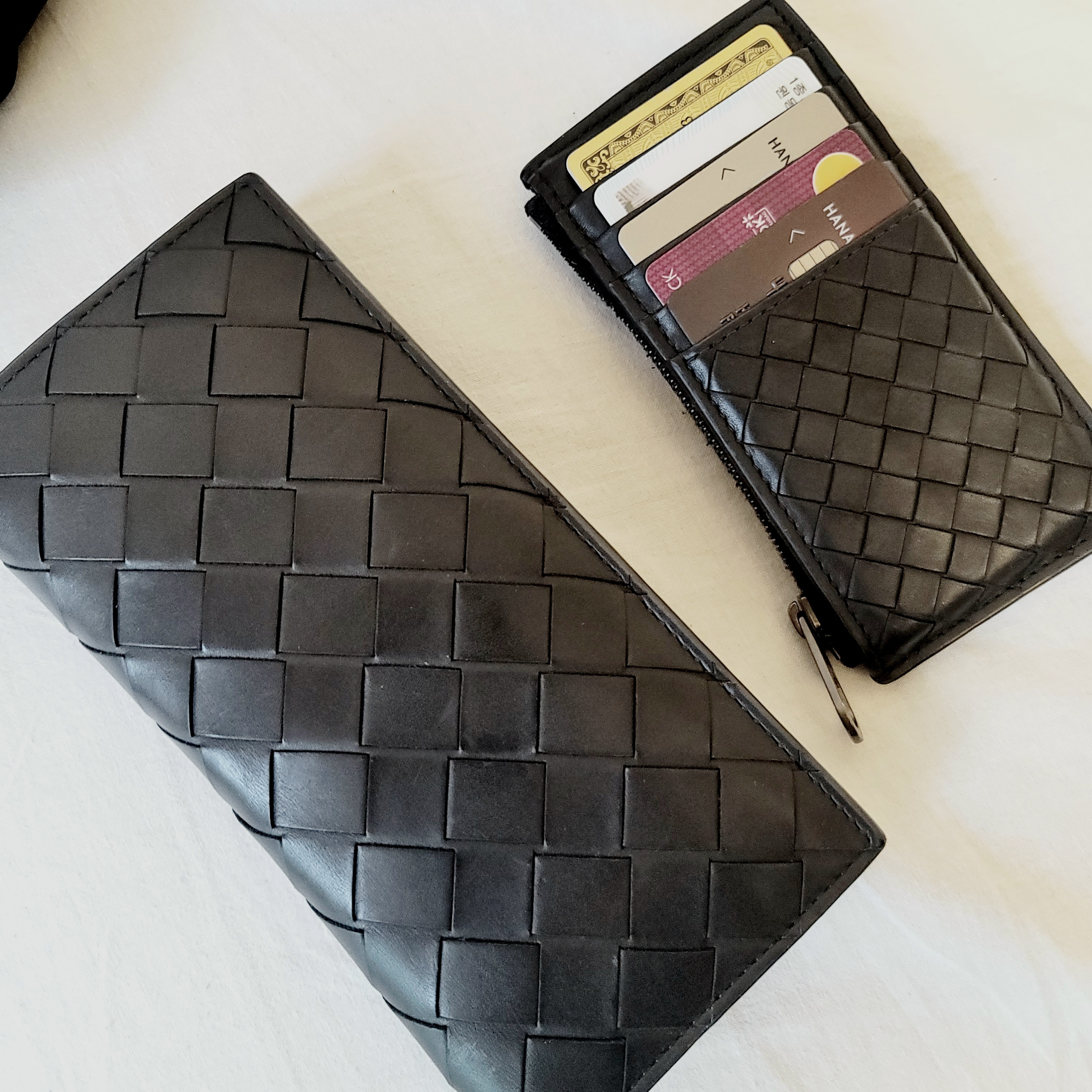 Bottega Veneta Mini Lambskin Leather Belt Cassette Black, Bottega Veneta Zipped Card Case Navy 착용 스타일 - 2