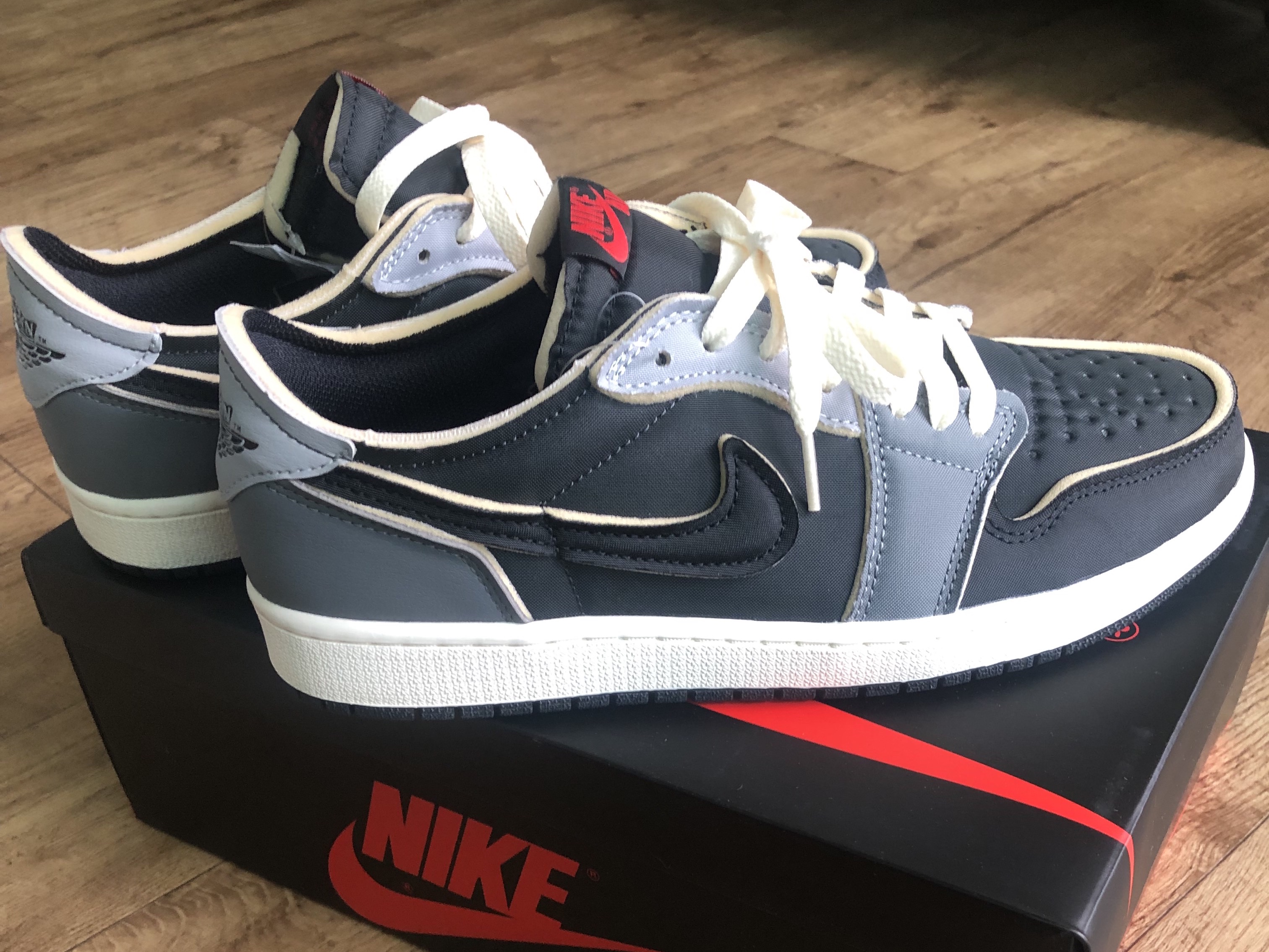 Jordan 1 Retro Low OG EX Black and Smoke Grey 착용 스타일 - 2