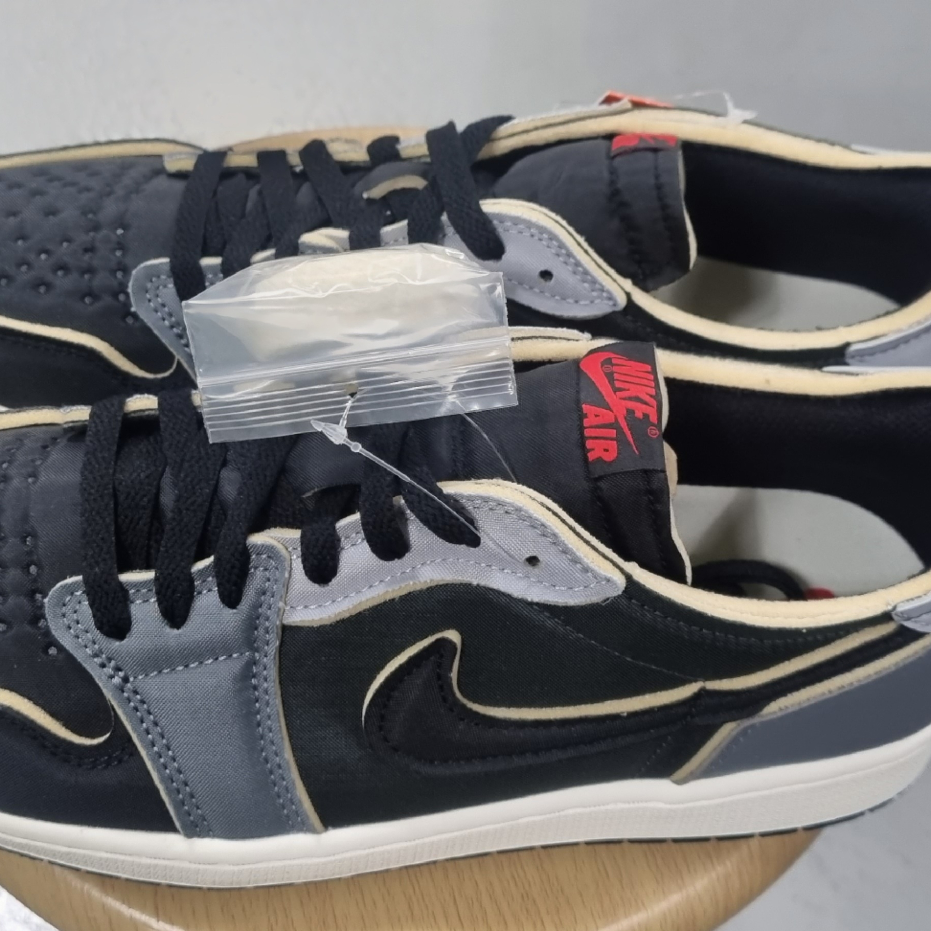 Jordan 1 Retro Low OG EX Black and Smoke Grey 착용 스타일 - 2