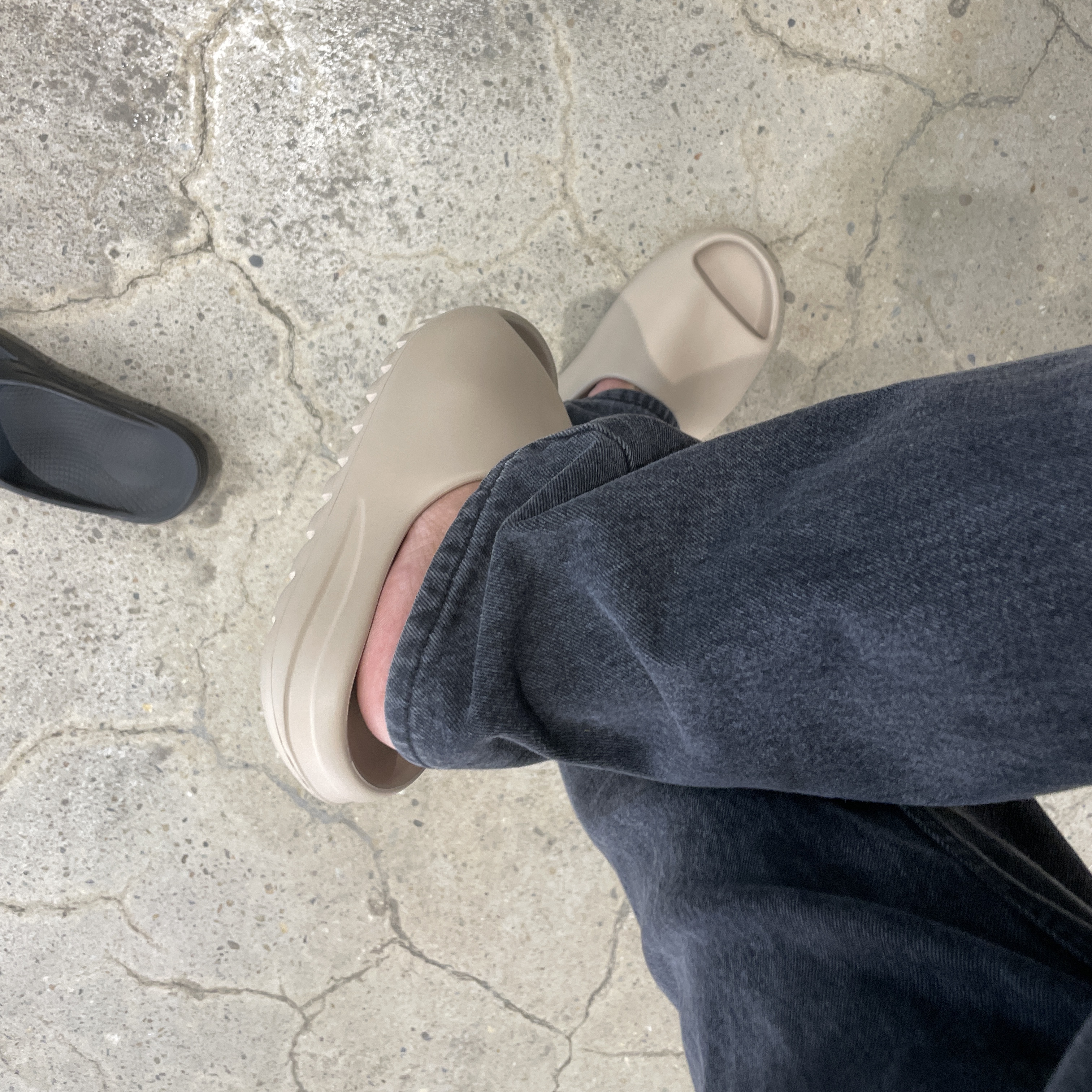 Adidas Yeezy Slide Bone 2022/2023 착용 스타일