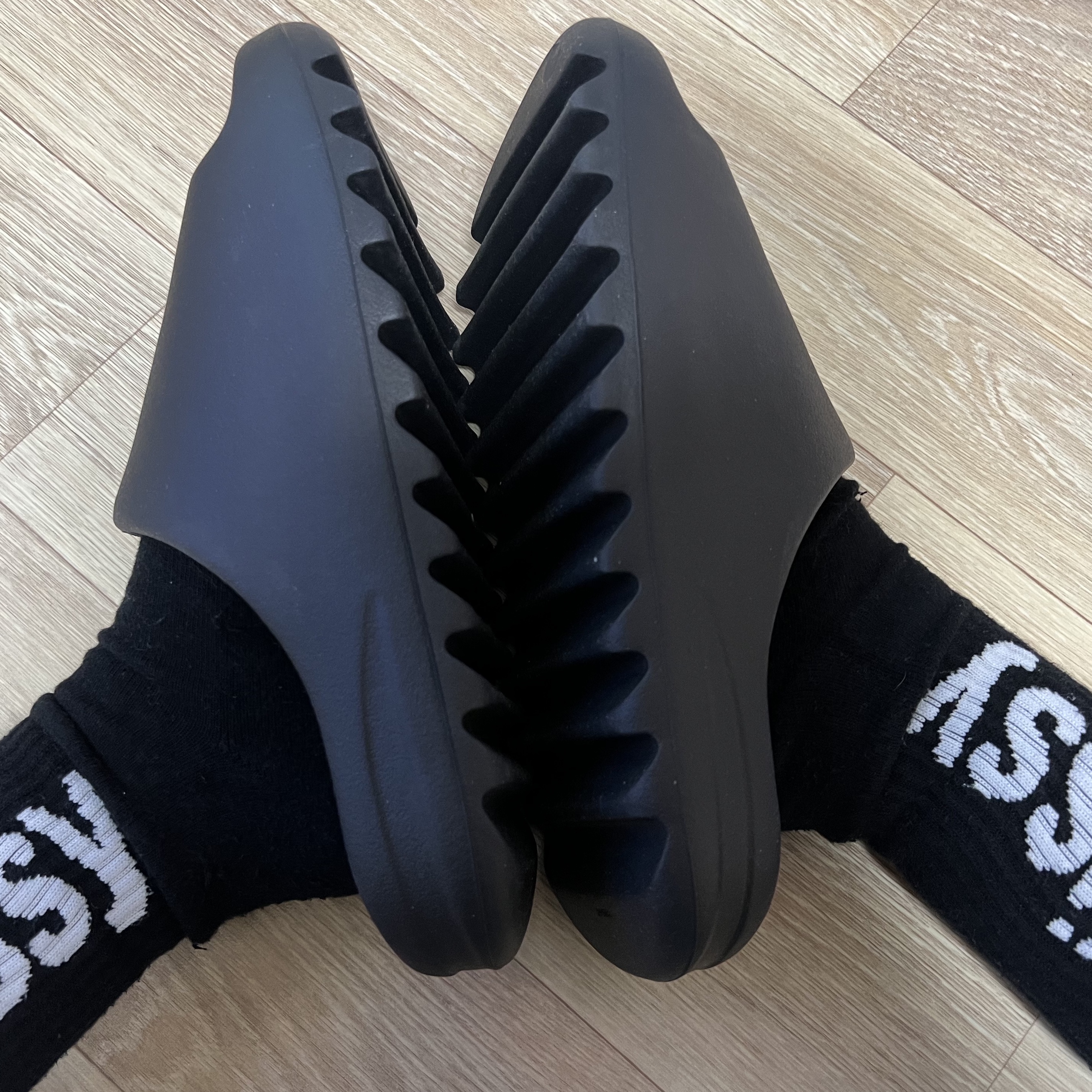 Adidas Yeezy Slide Onyx 착용 스타일 - 1