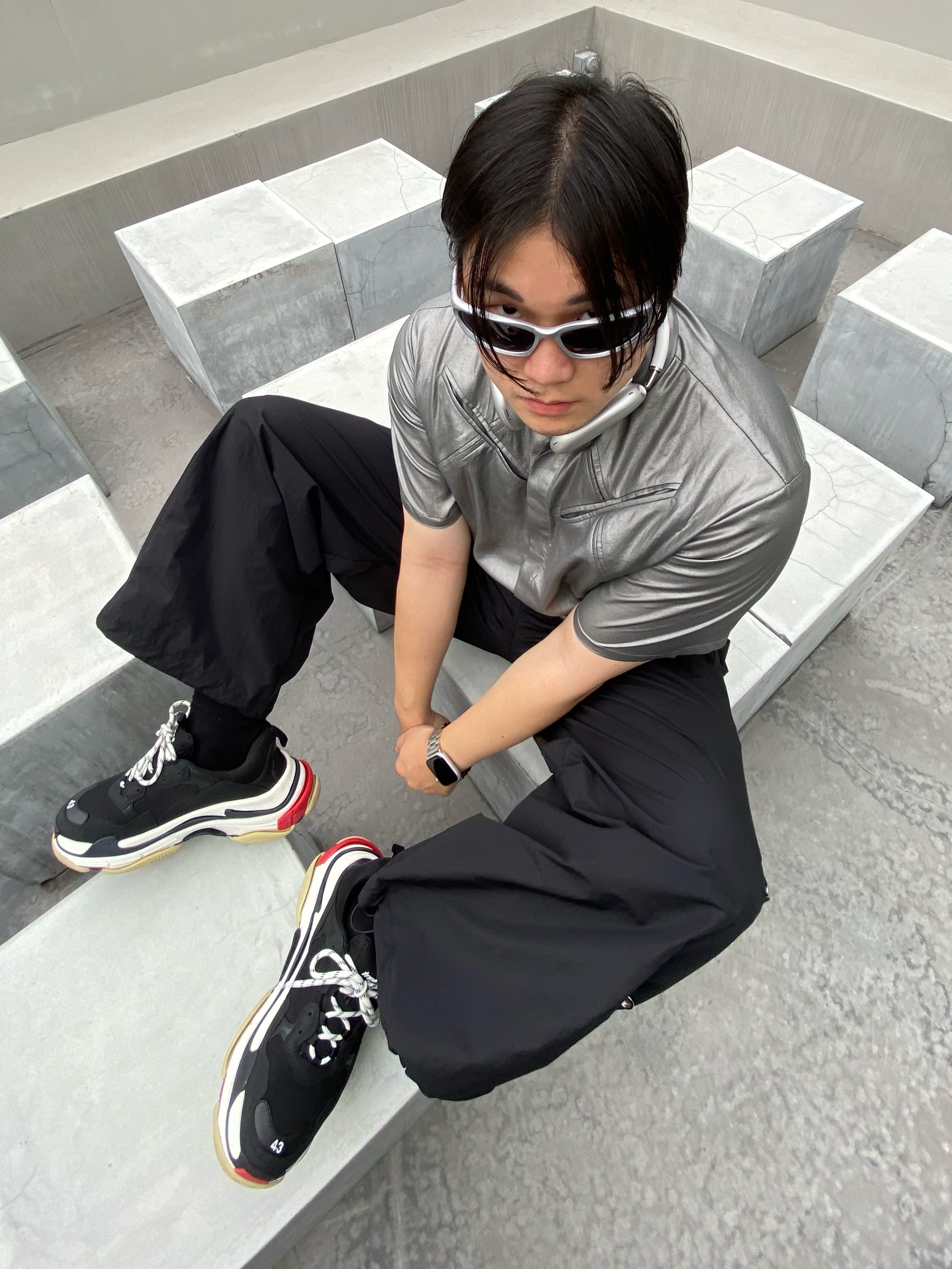 Balenciaga Triple S Sneakers Black Red 2022, Apple AirPods Max Lightning Silver (Korean Ver.) 착용 스타일 - 4