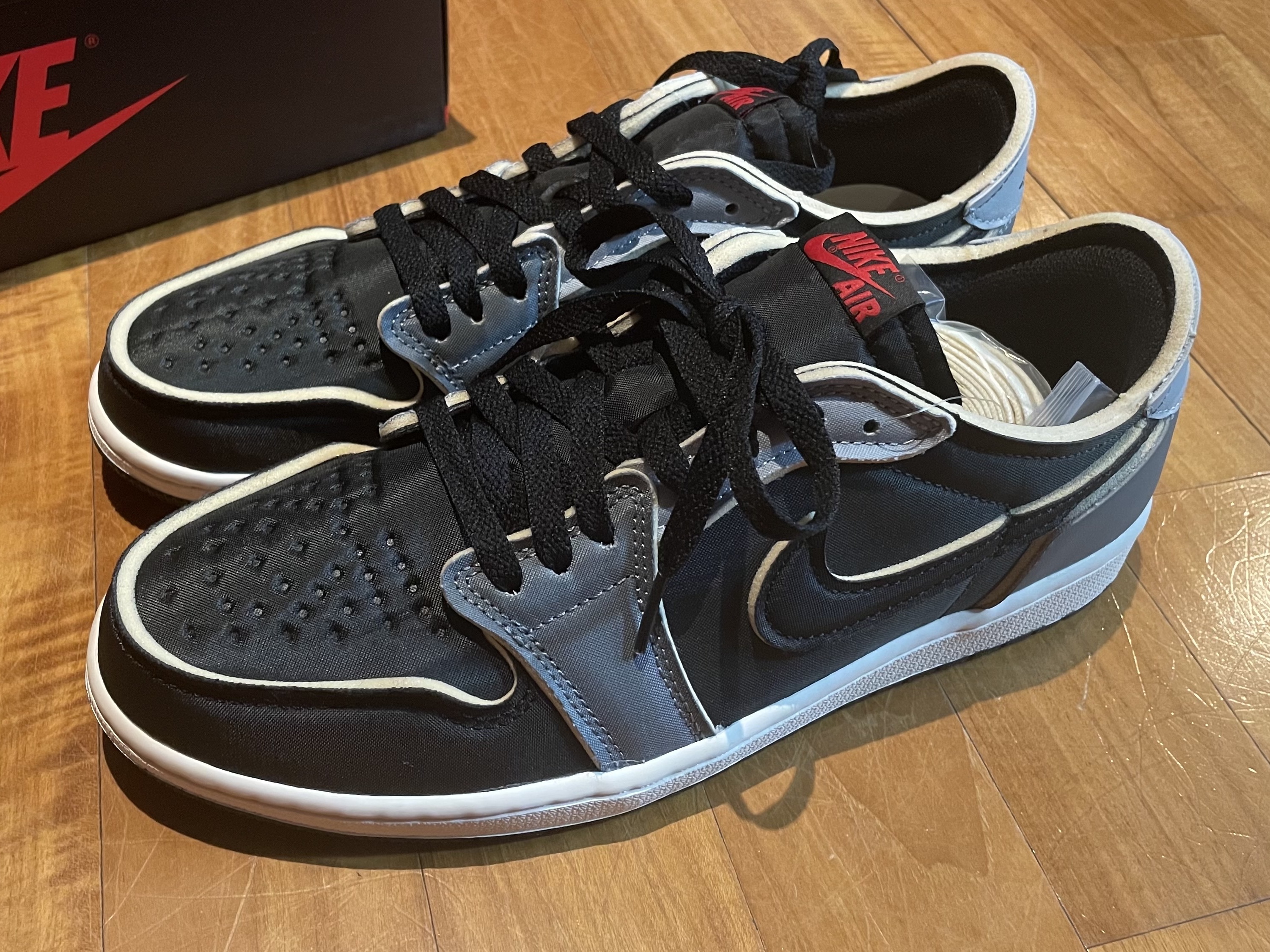 Jordan 1 Retro Low OG EX Black and Smoke Grey 착용 스타일 - 1
