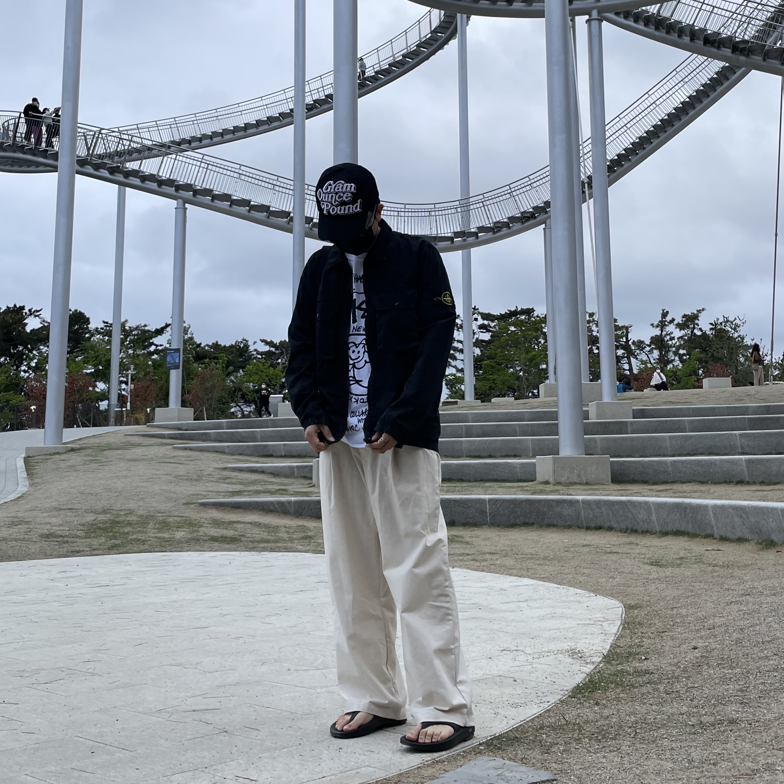 Oofos OOriginal Black, Stone Island 114WN T.CO+OLD Overshirt Black - 22SS 착용 스타일