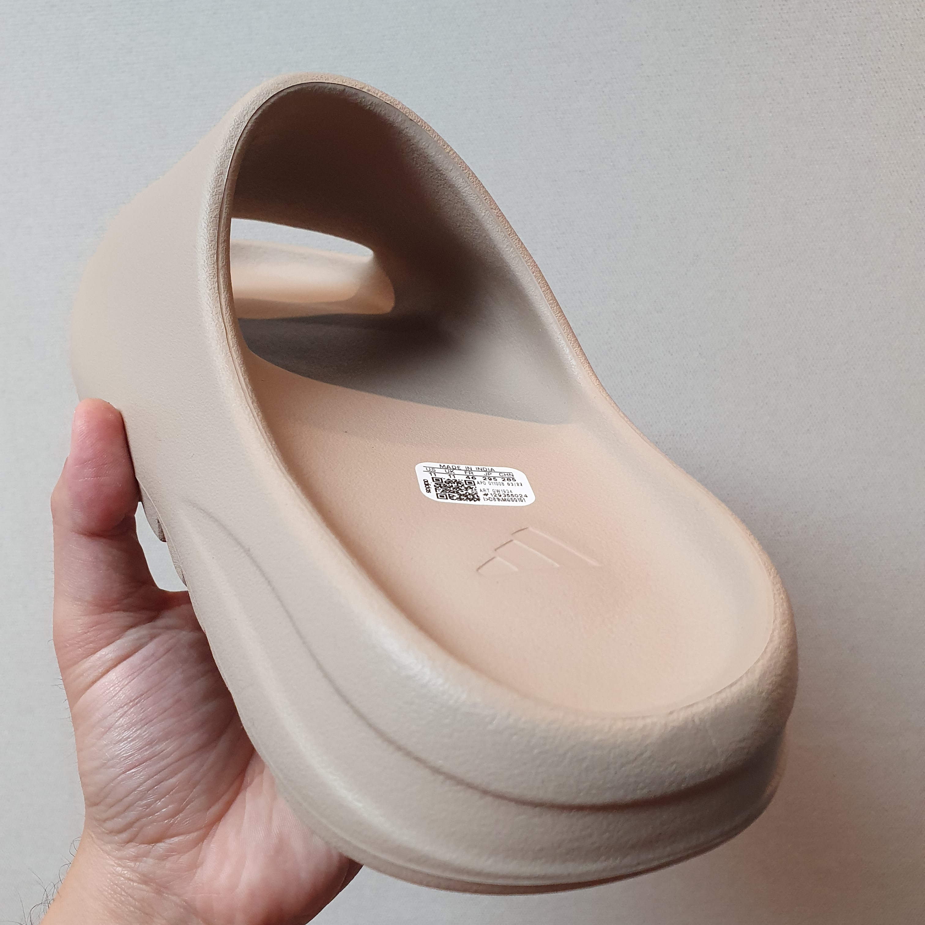 Adidas Yeezy Slide Pure - Re-Release Ver. 착용 스타일 - 4