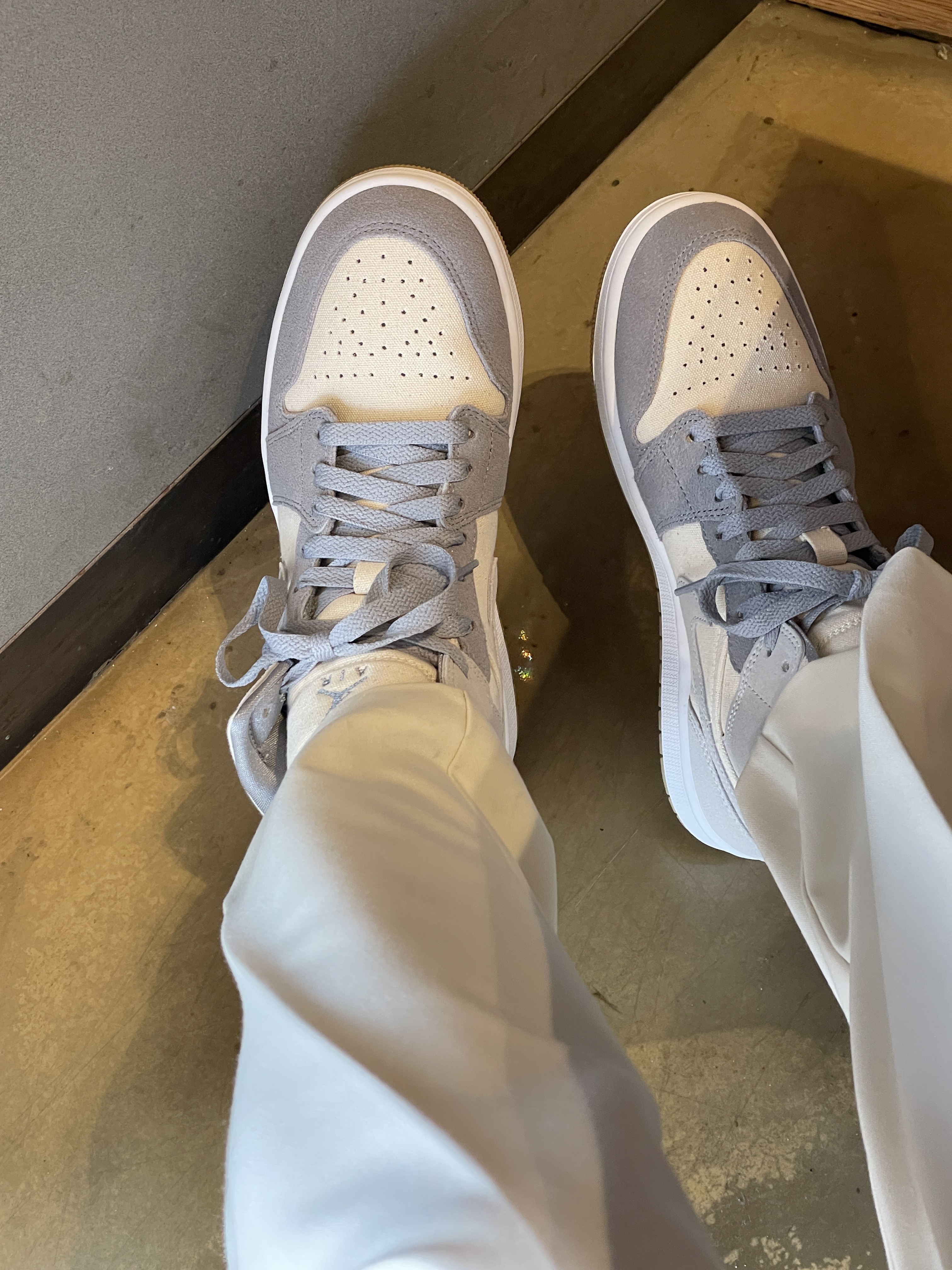 Jordan 1 Mid SE Coconut Milk Particle Grey 착용 스타일 - 1
