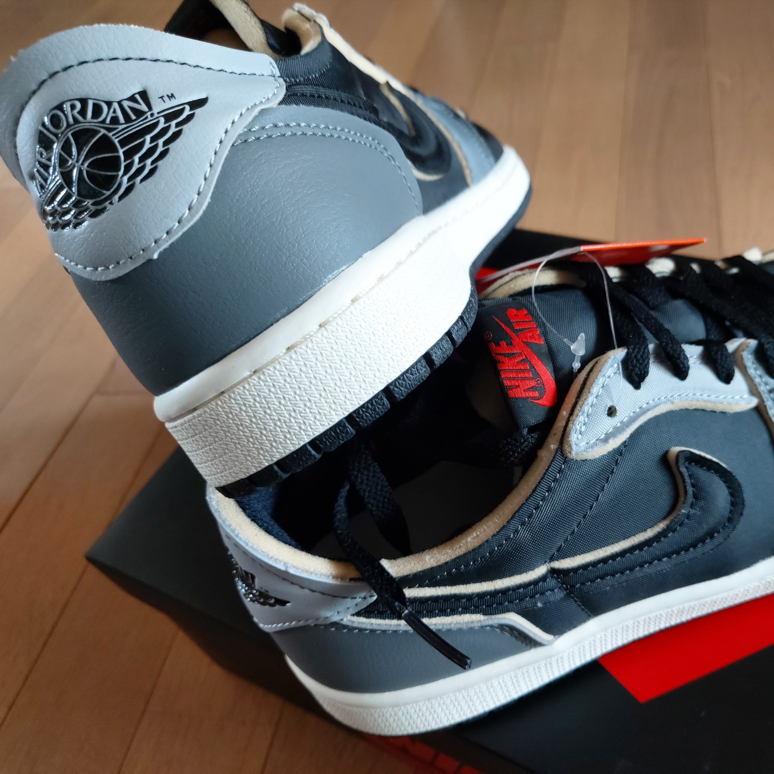 Jordan 1 Retro Low OG EX Black and Smoke Grey 착용 스타일 - 4