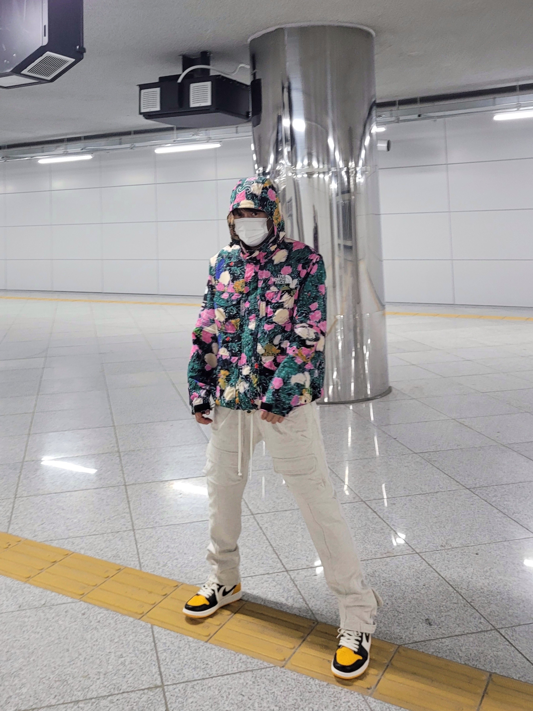 Supreme x The North Face Trekking Convertible Jacket Flowers - 22SS, Jordan 1 Retro High OG Taxi 착용 스타일 - 4