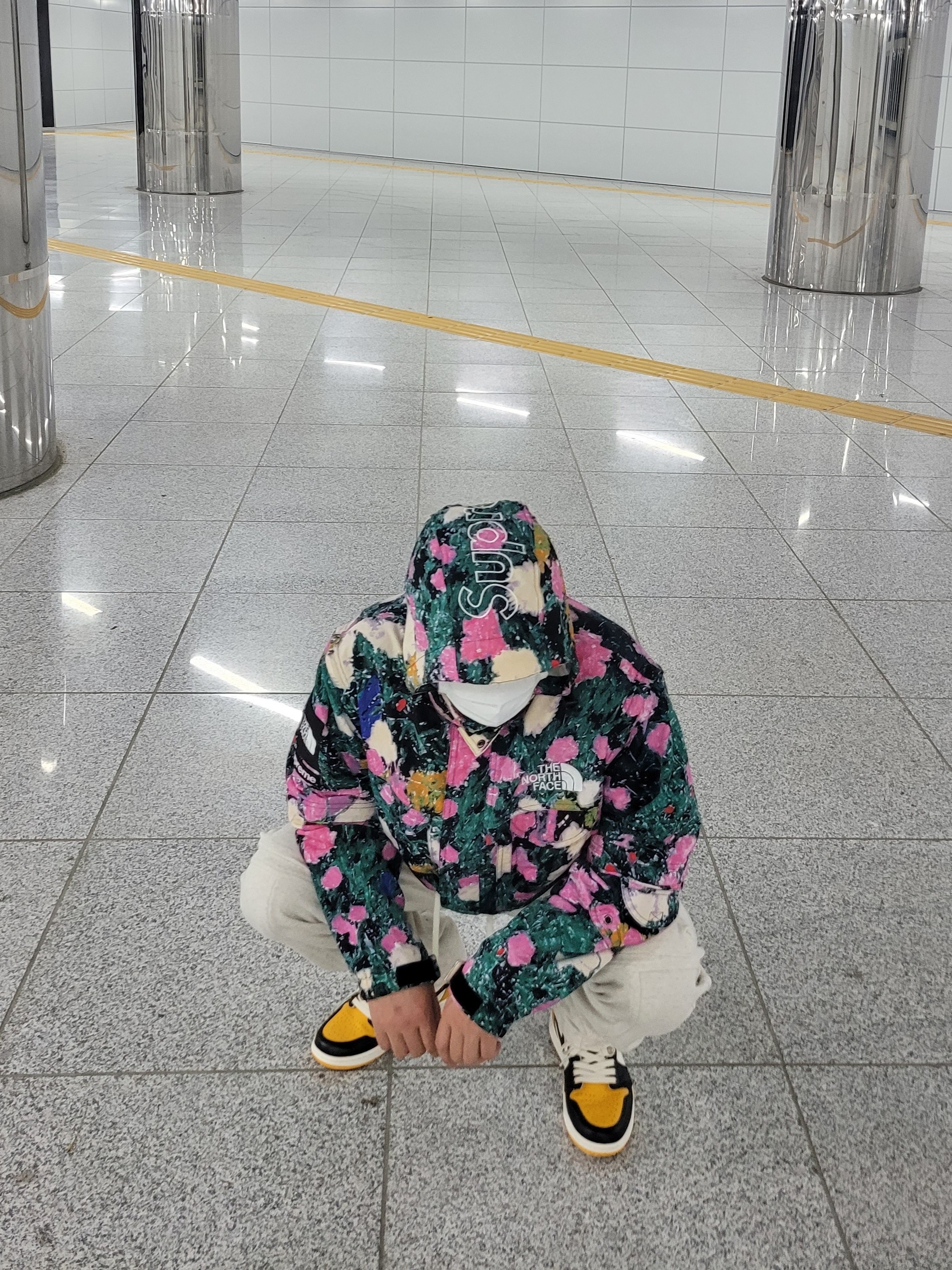 Supreme x The North Face Trekking Convertible Jacket Flowers - 22SS, Jordan 1 Retro High OG Taxi 착용 스타일 - 1