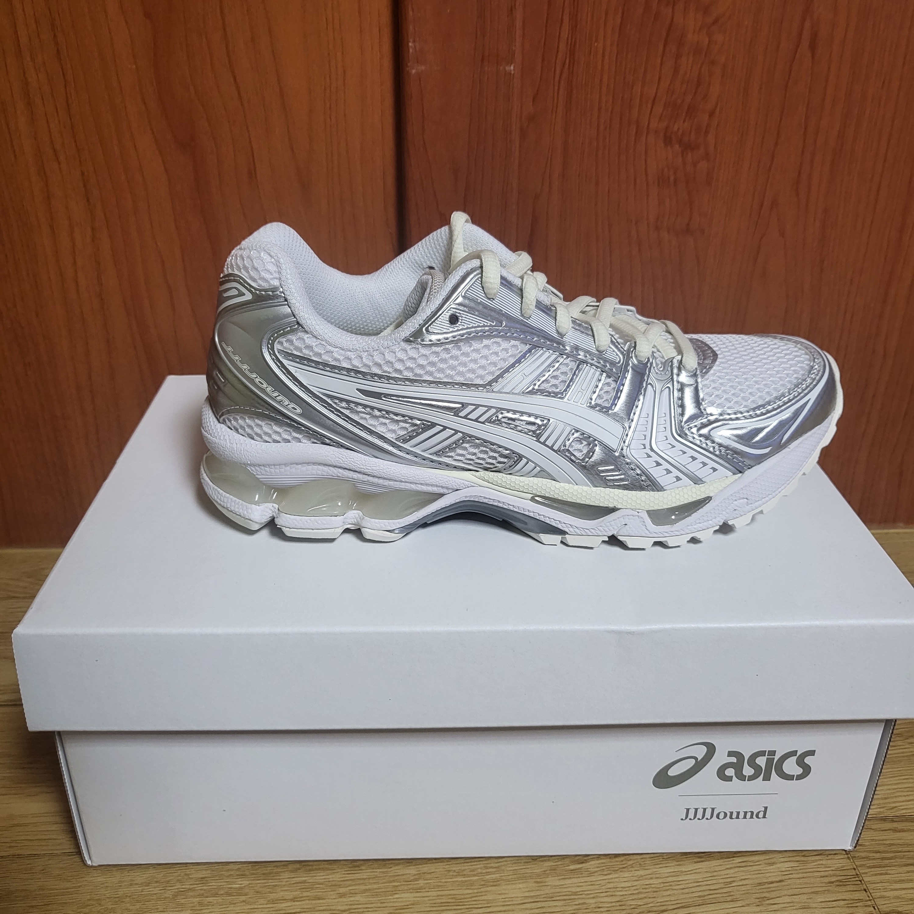 Asics x JJJJound Gel-Kayano 14 Silver White 착용 스타일 - 2