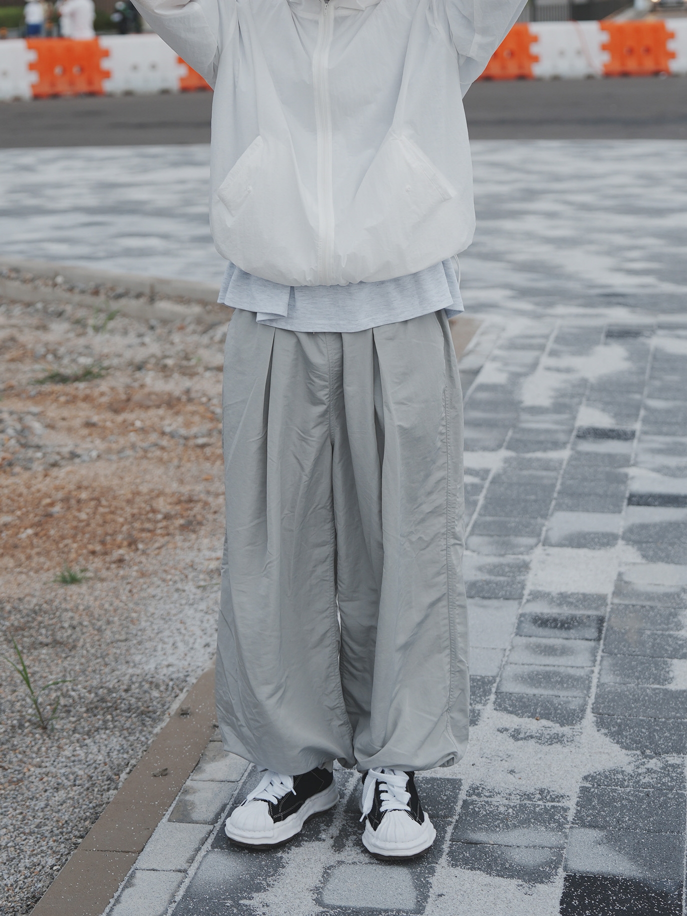 Maison Mihara Yasuhiro Blakey OG Sole Canvas Low-top Sneakers Black White 착용 스타일 - 5