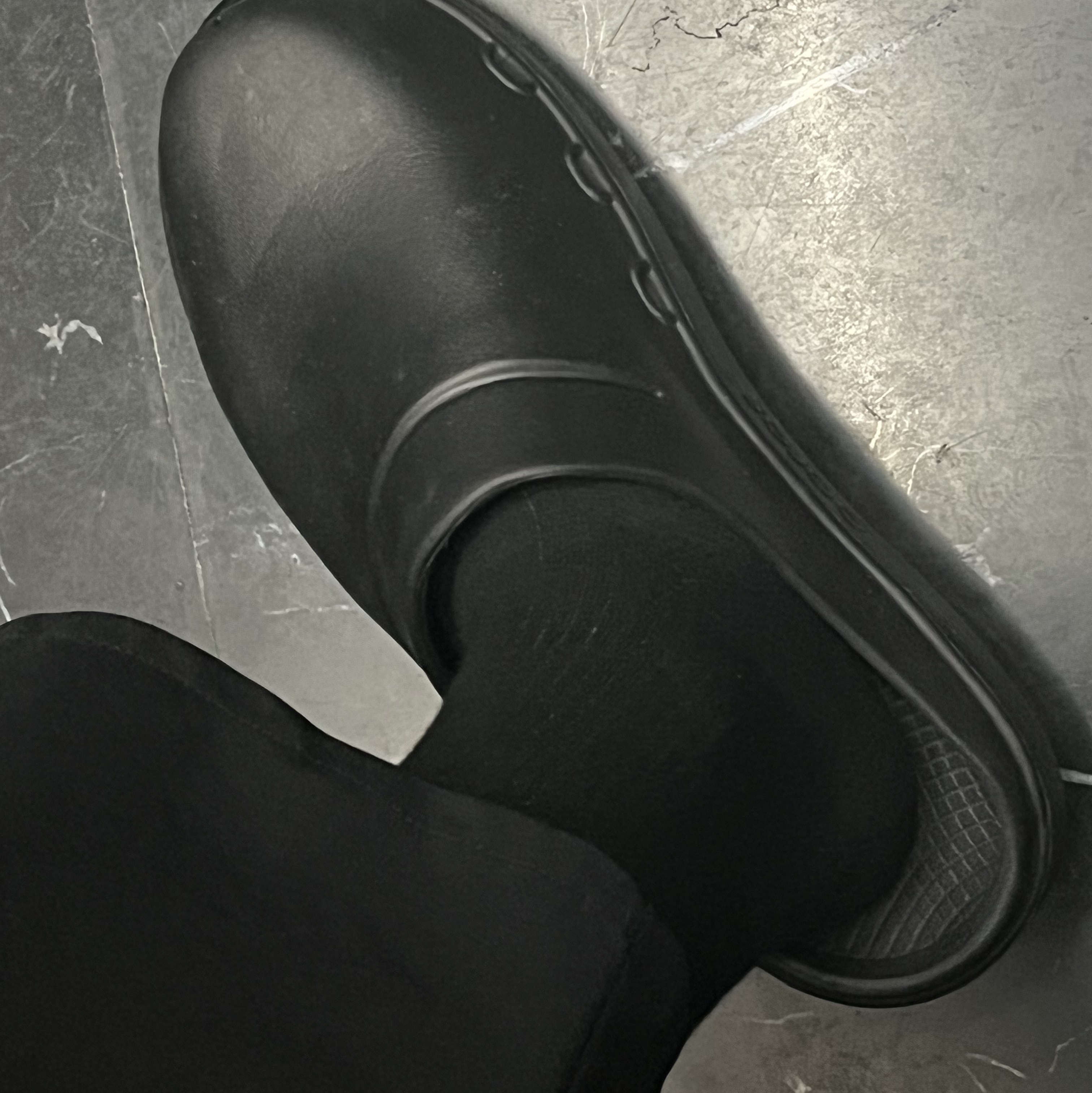 Oofos OOCloog Black 착용 스타일