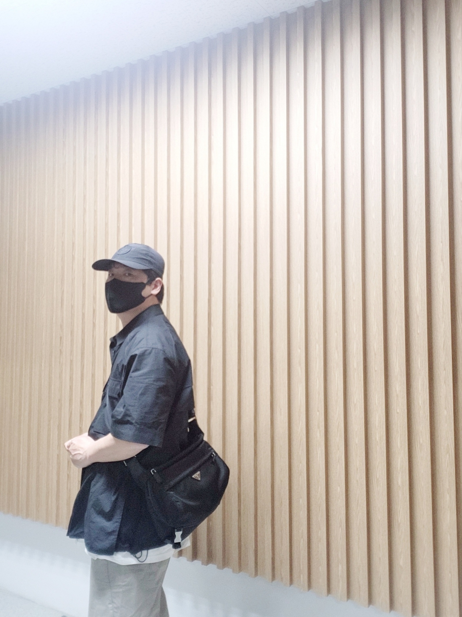 Prada Re-Nylon and Saffiano Leather Shoulder Bag Black 착용 스타일