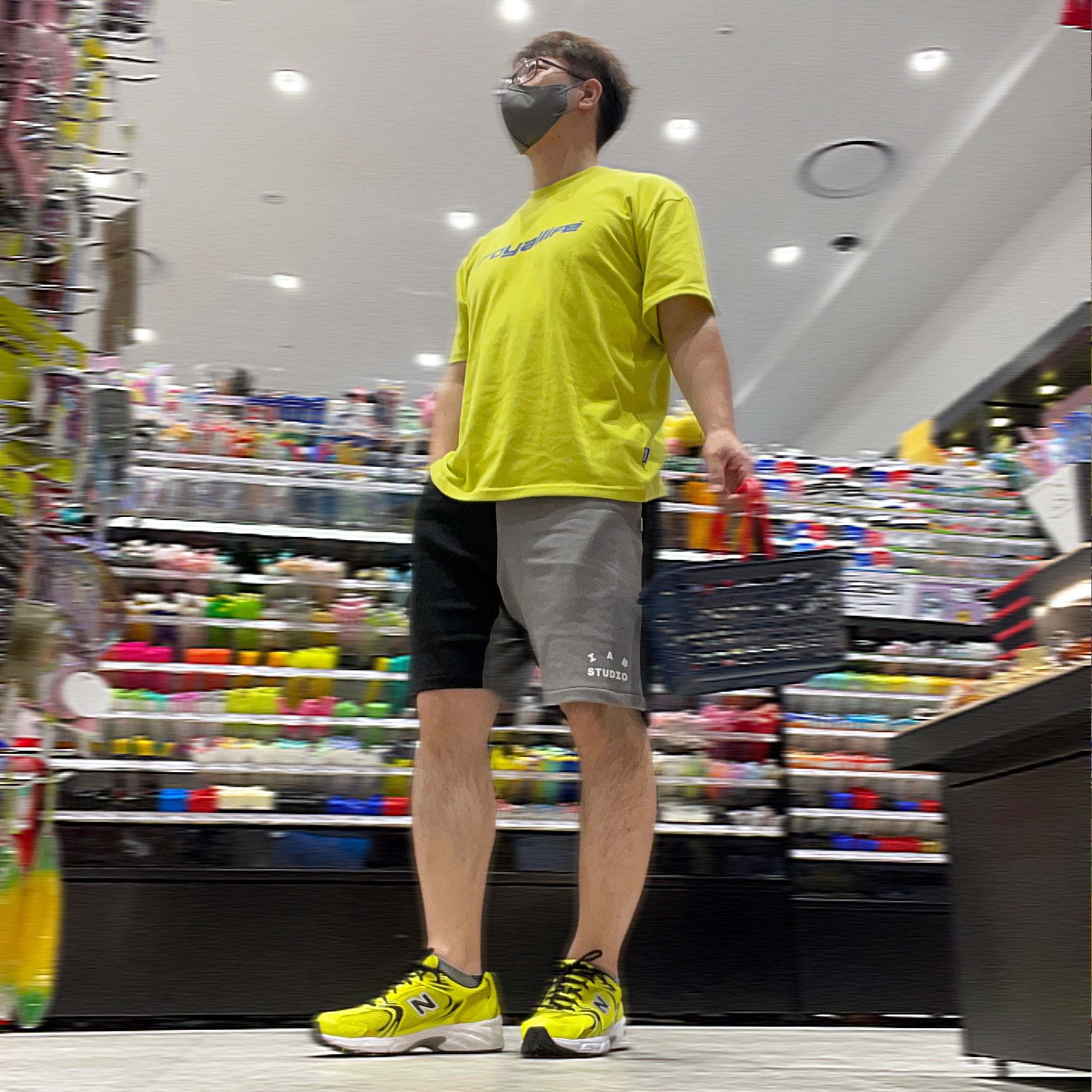 New Balance 530 Yellow 착용 스타일 - 1