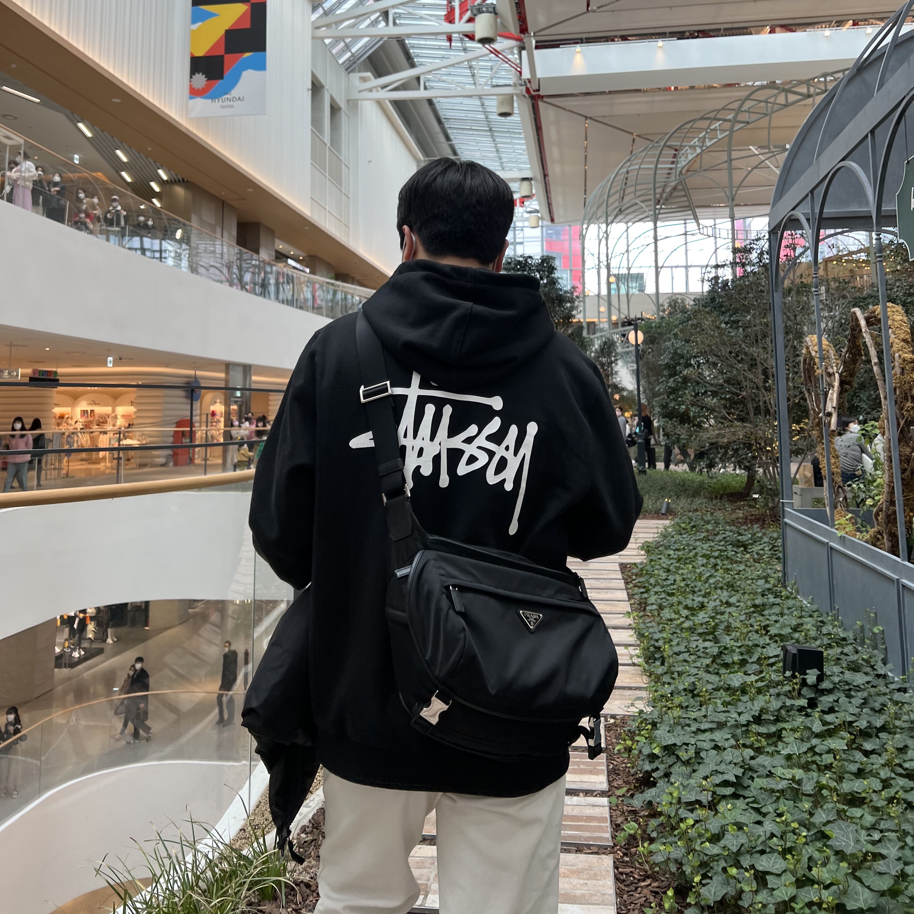 Prada Re-Nylon and Saffiano Leather Shoulder Bag Black, Stussy Basic Stussy Hoodie Black 2022 착용 스타일