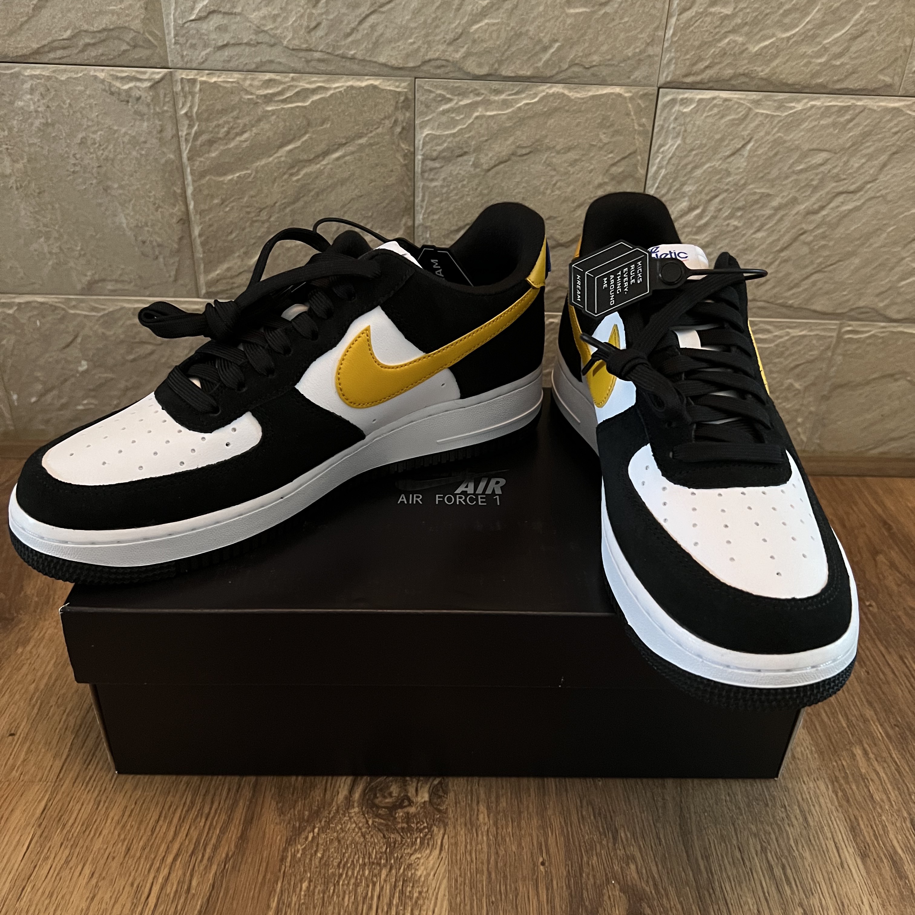 Nike Air Force 1 '07 LV8 Athletic Club Black Dark Sulfur 착용 스타일 - 2