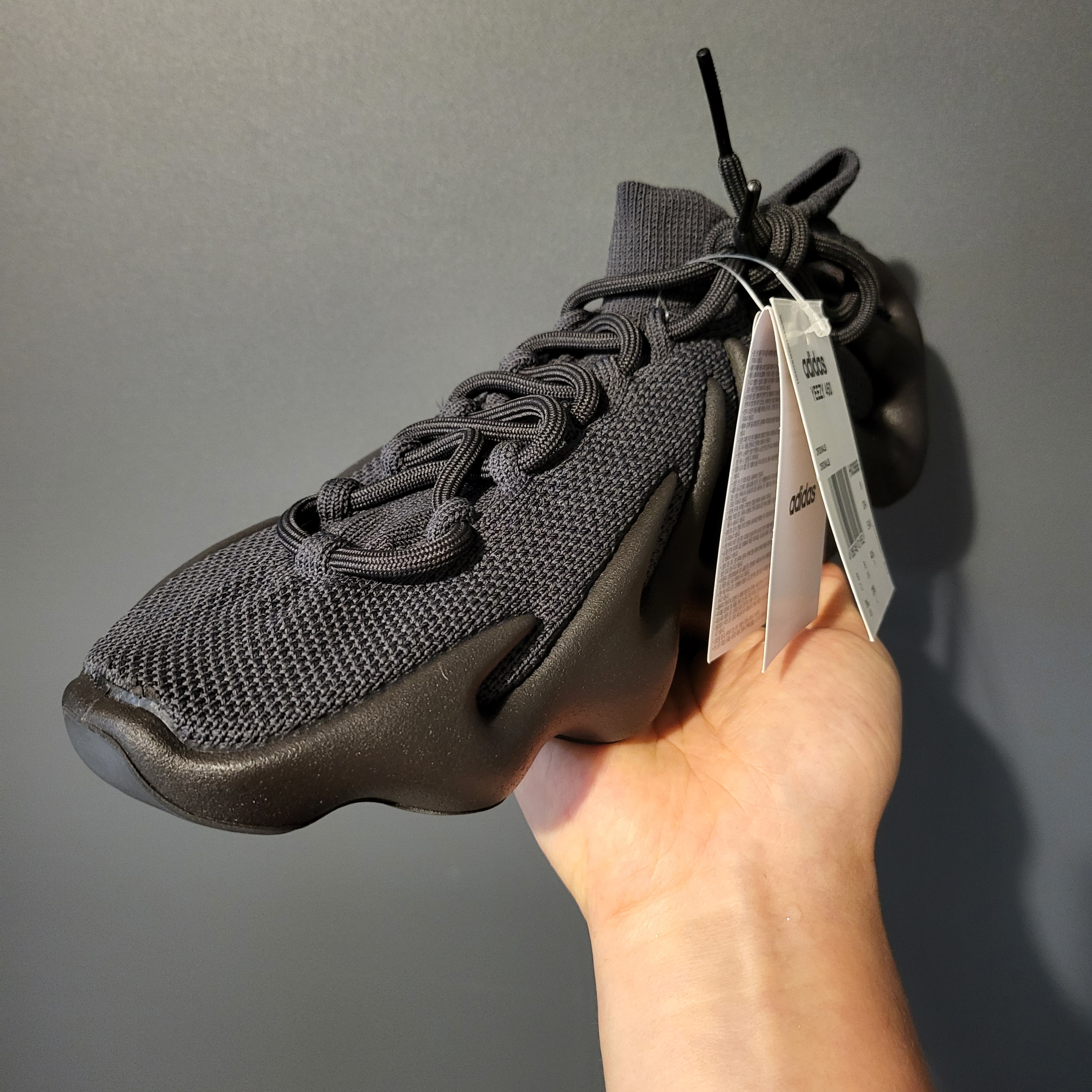 Adidas Yeezy 450 Utility Black 착용 스타일 - 2