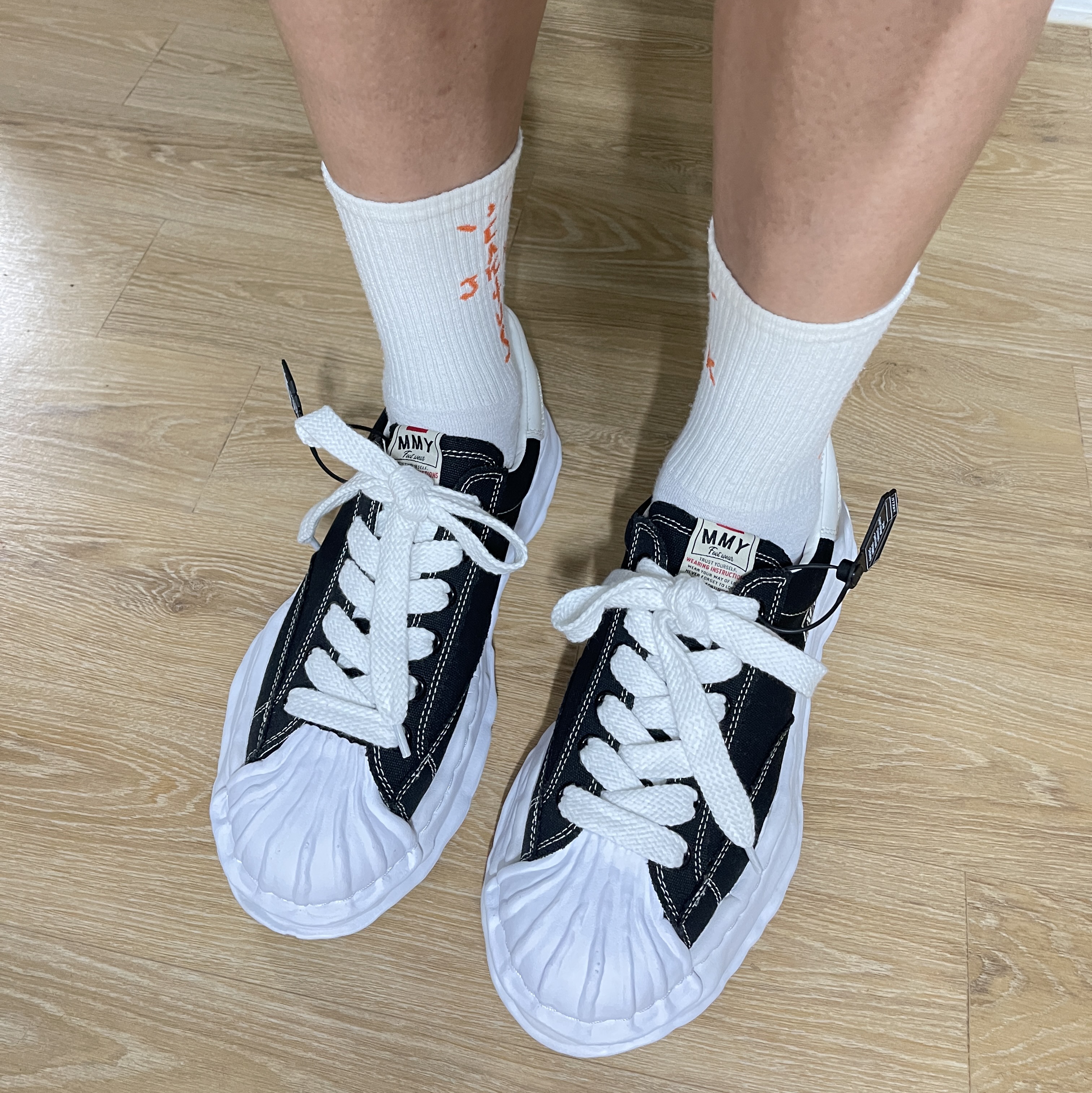 Maison Mihara Yasuhiro Blakey OG Sole Canvas Low-top Sneakers Black White 착용 스타일 - 4