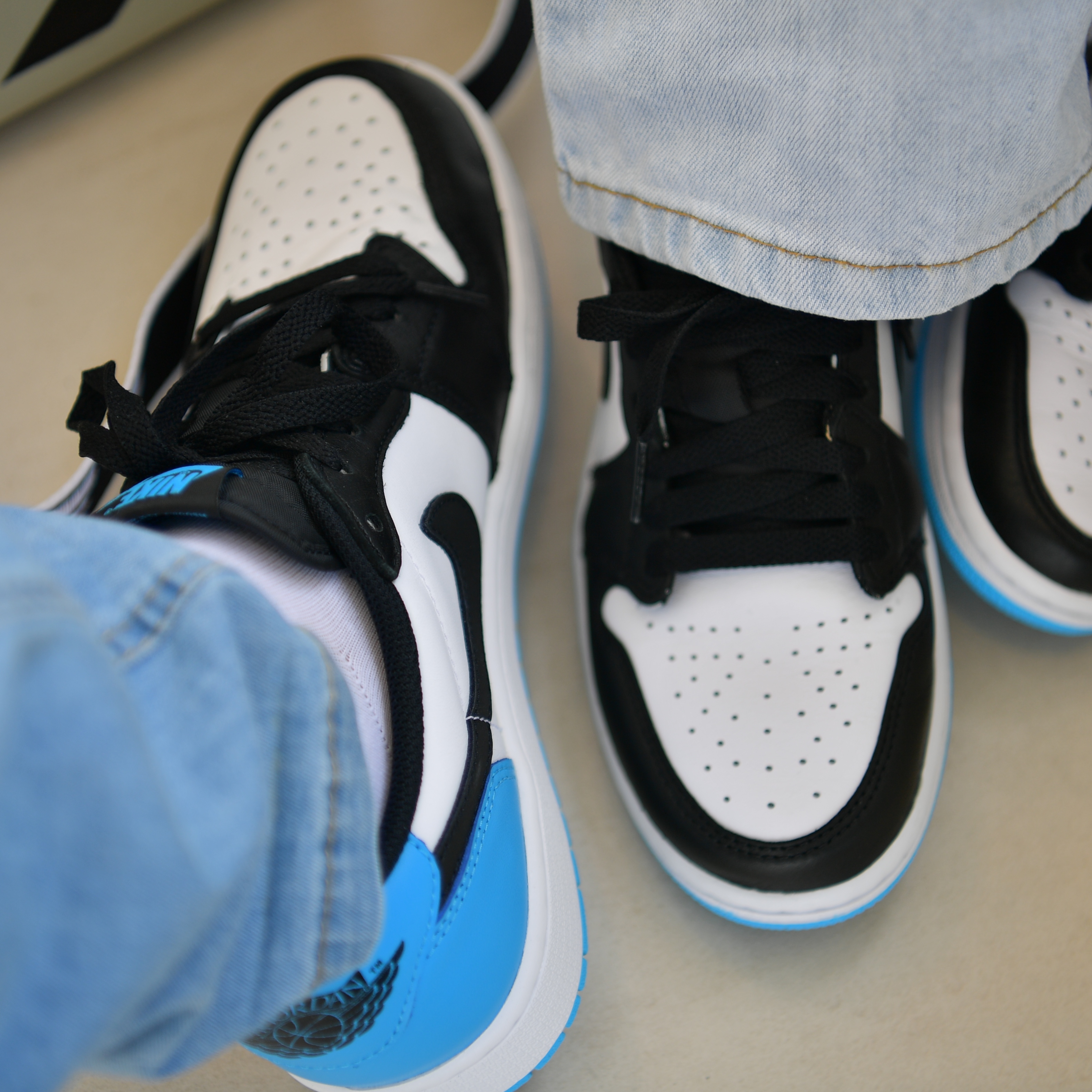 Jordan 1 Retro Low OG Black and Dark Powder Blue, Off-White x Amore Pacific Protection Box (Without Cosmetics) 착용 스타일 - 5