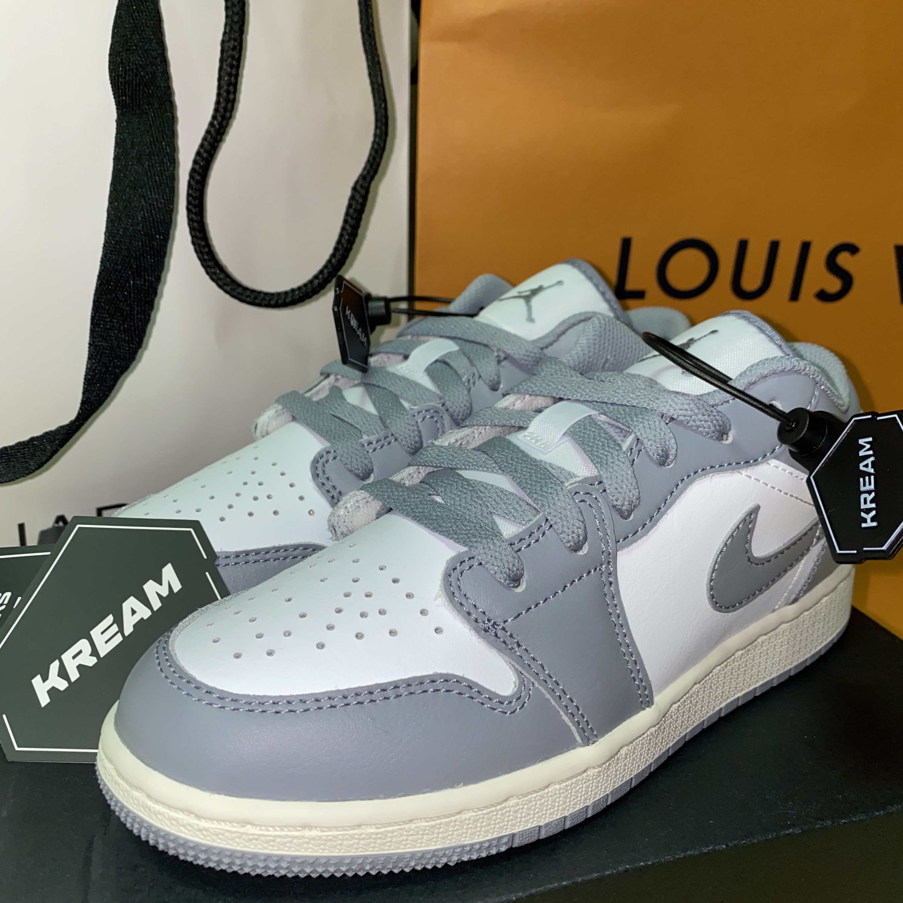 (GS) Jordan 1 Low Stealth and White 착용 스타일