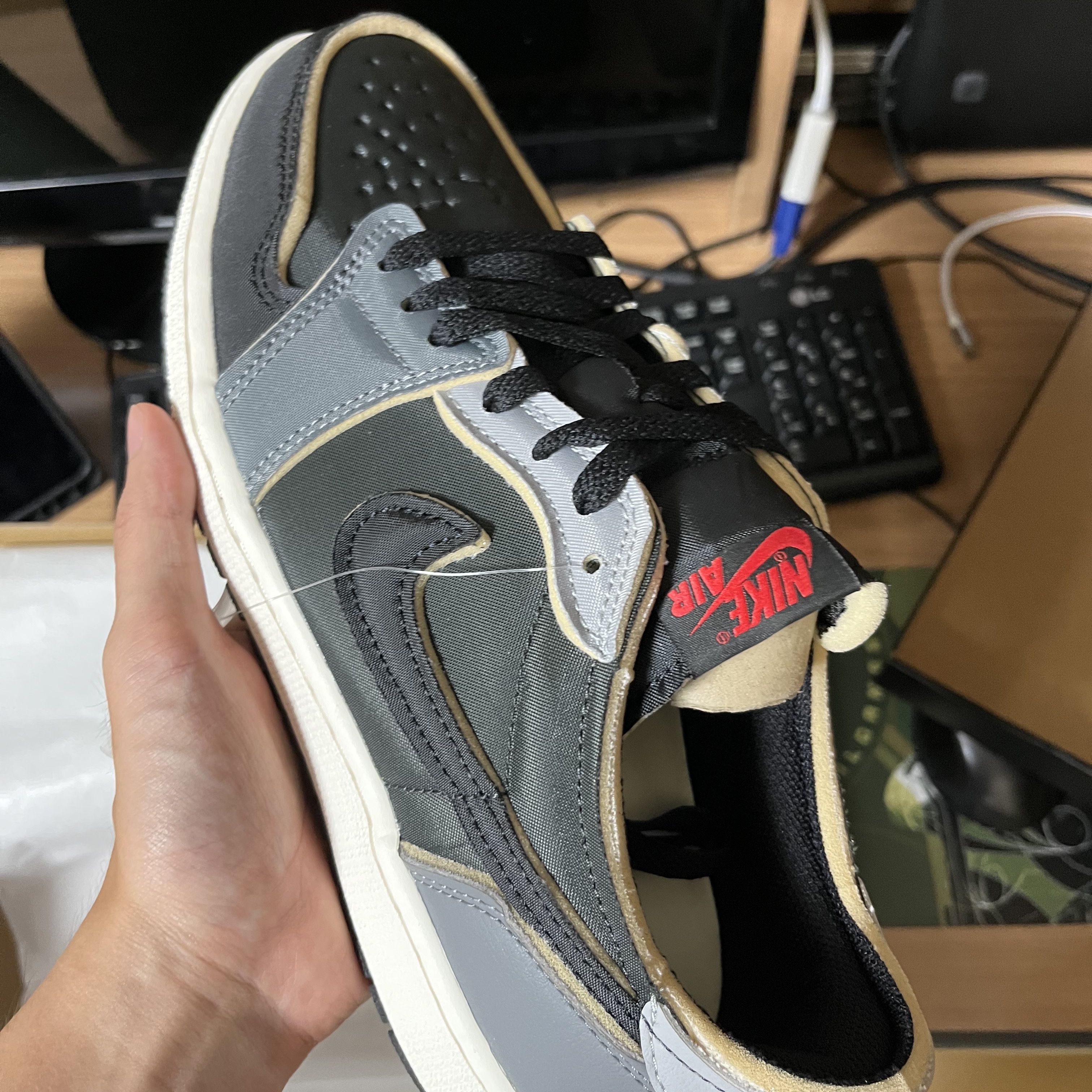 Jordan 1 Retro Low OG EX Black and Smoke Grey 착용 스타일 - 1