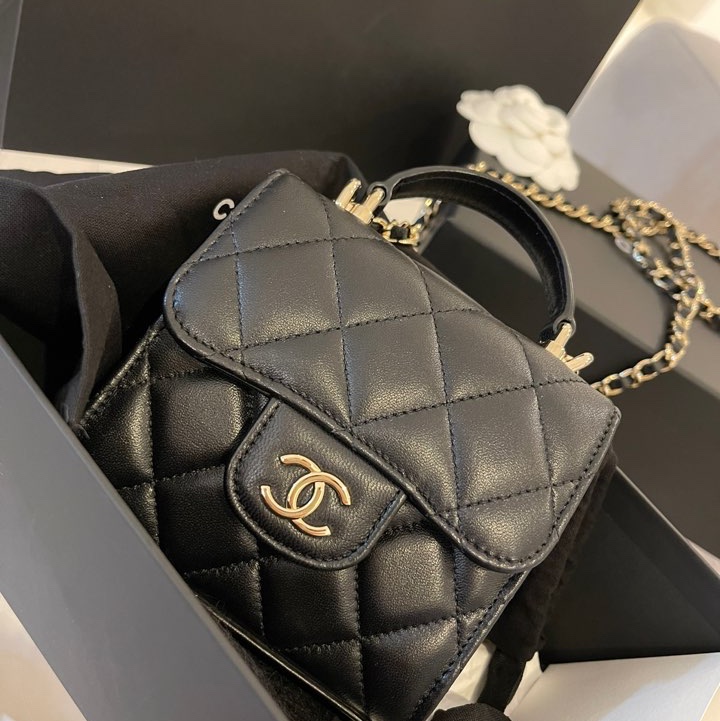 Chanel Flap Coin Purse with Chain Lambskin & Gold Black 착용 스타일 - 2