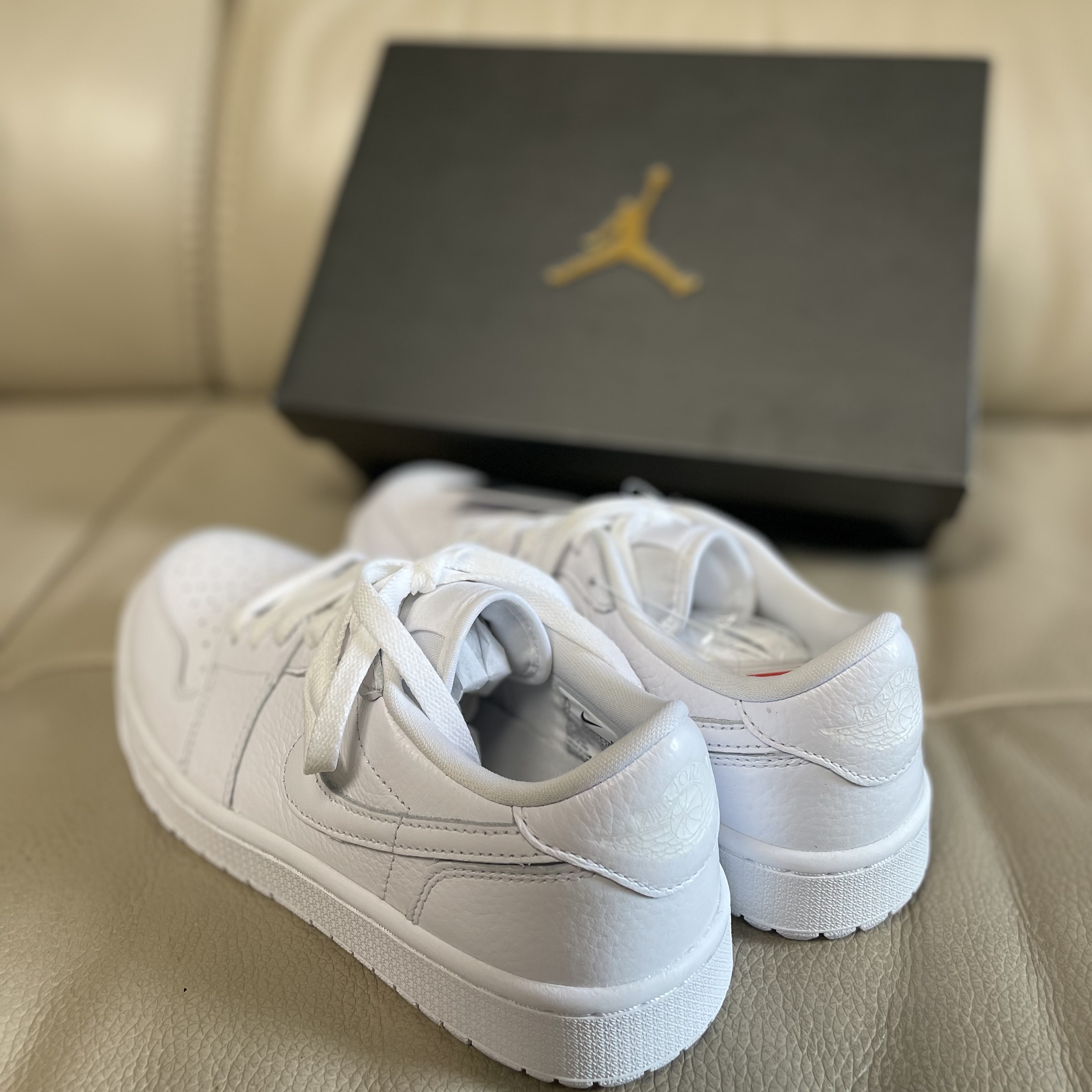 Jordan 1 Low Golf Triple White 착용 스타일 - 1