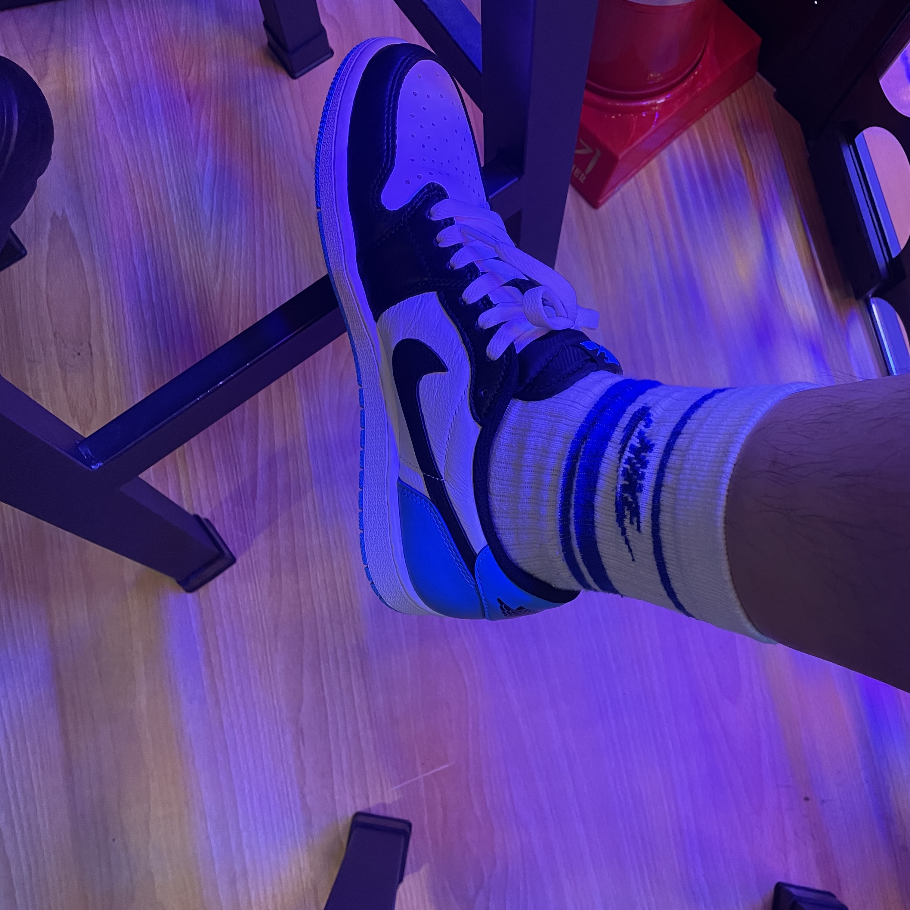 Jordan 1 Retro Low OG Black and Dark Powder Blue 착용 스타일 - 4