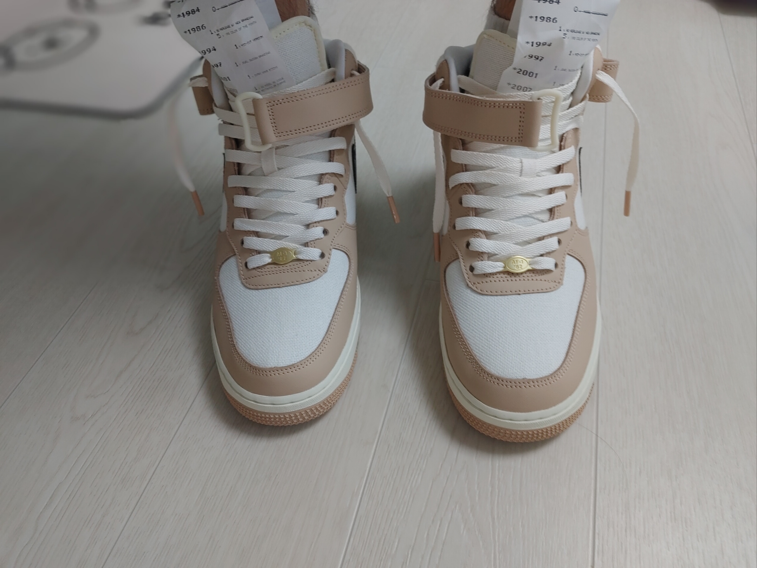 Nike Air Force 1 Mid '07 LX Pale Ivory and Shimmer 착용 스타일 - 1