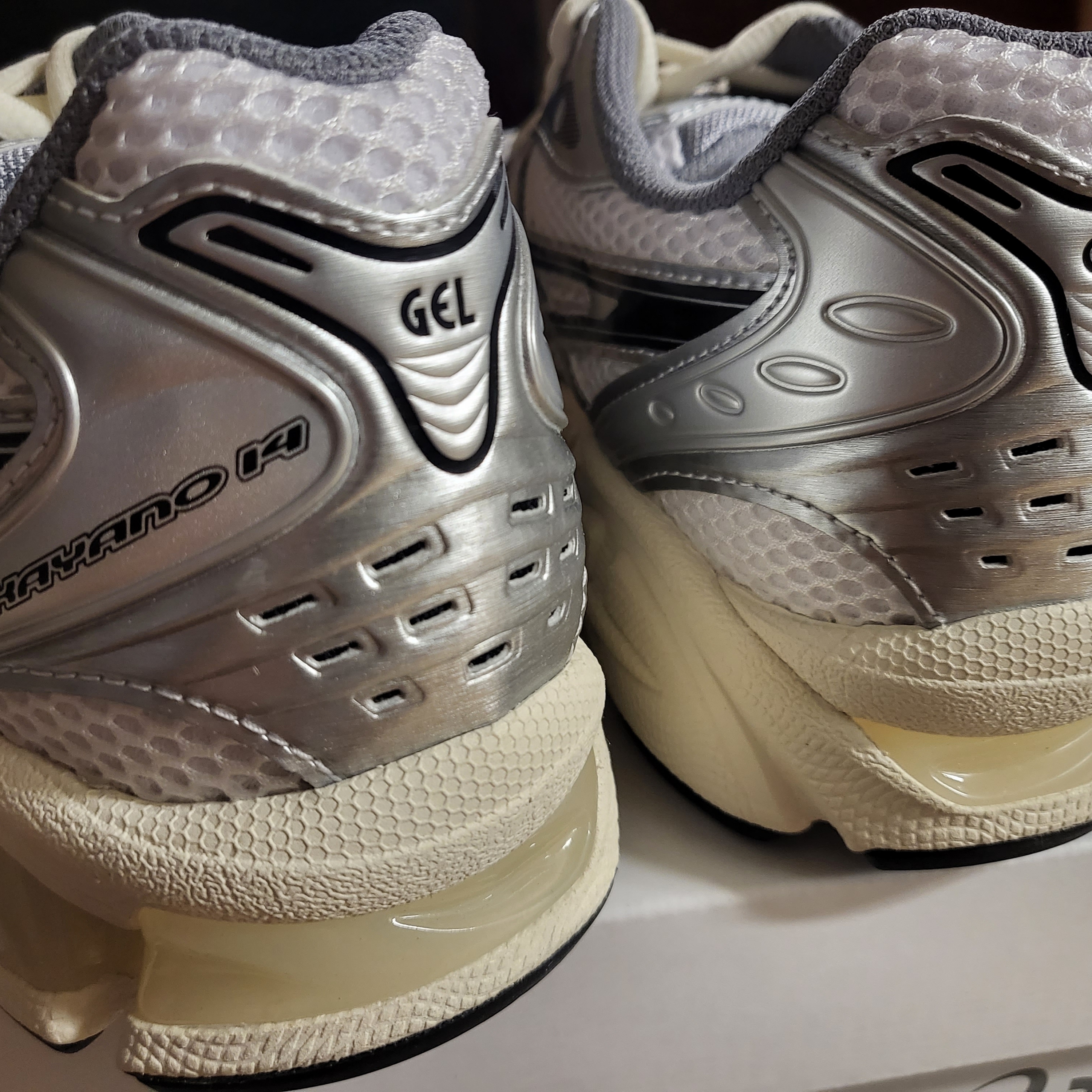 Asics x JJJJound Gel-Kayano 14 Silver Black 착용 스타일 - 5