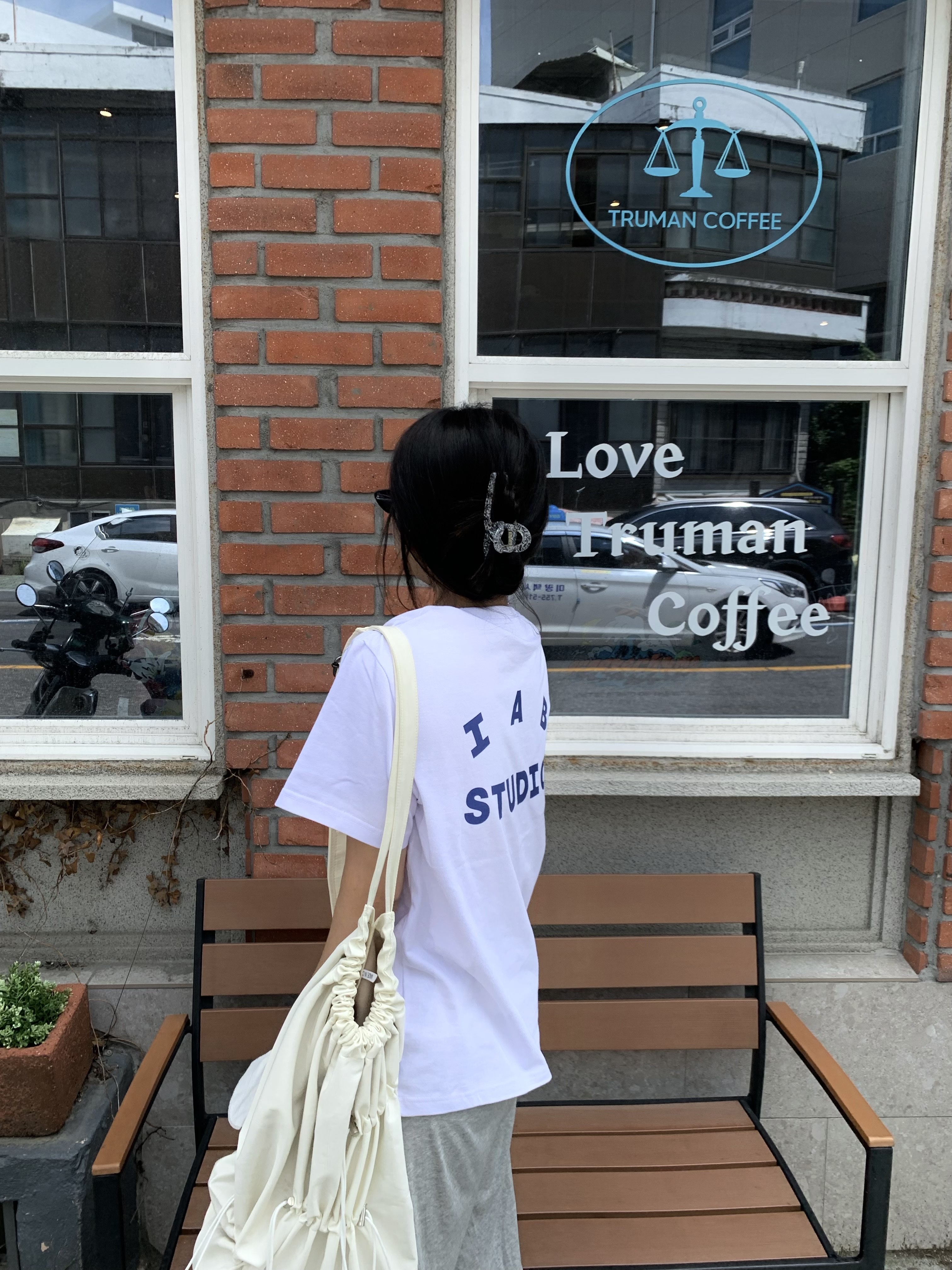 IAB Studio T-Shirt White Navy - 22FW 착용 스타일 - 2