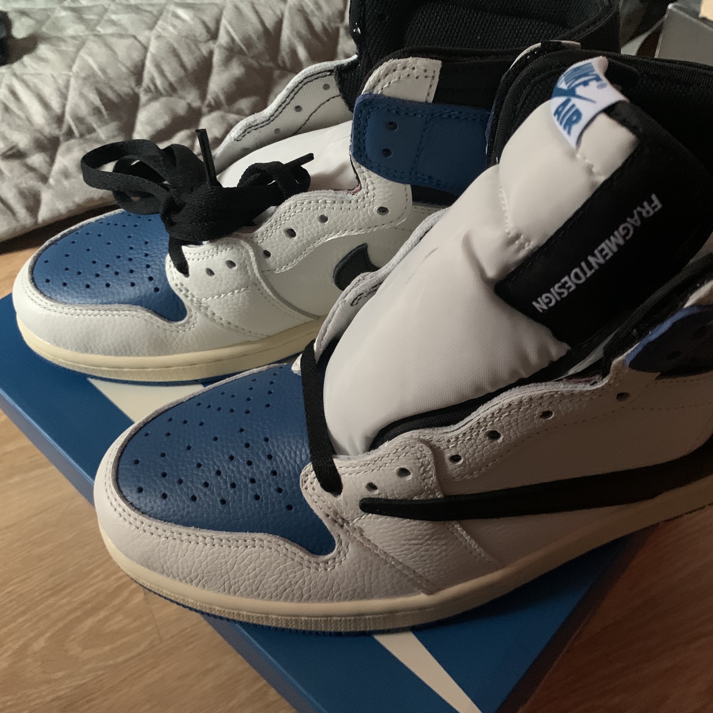 Jordan 1 x Travis Scott x Fragment Retro High OG SP Military Blue 착용 스타일