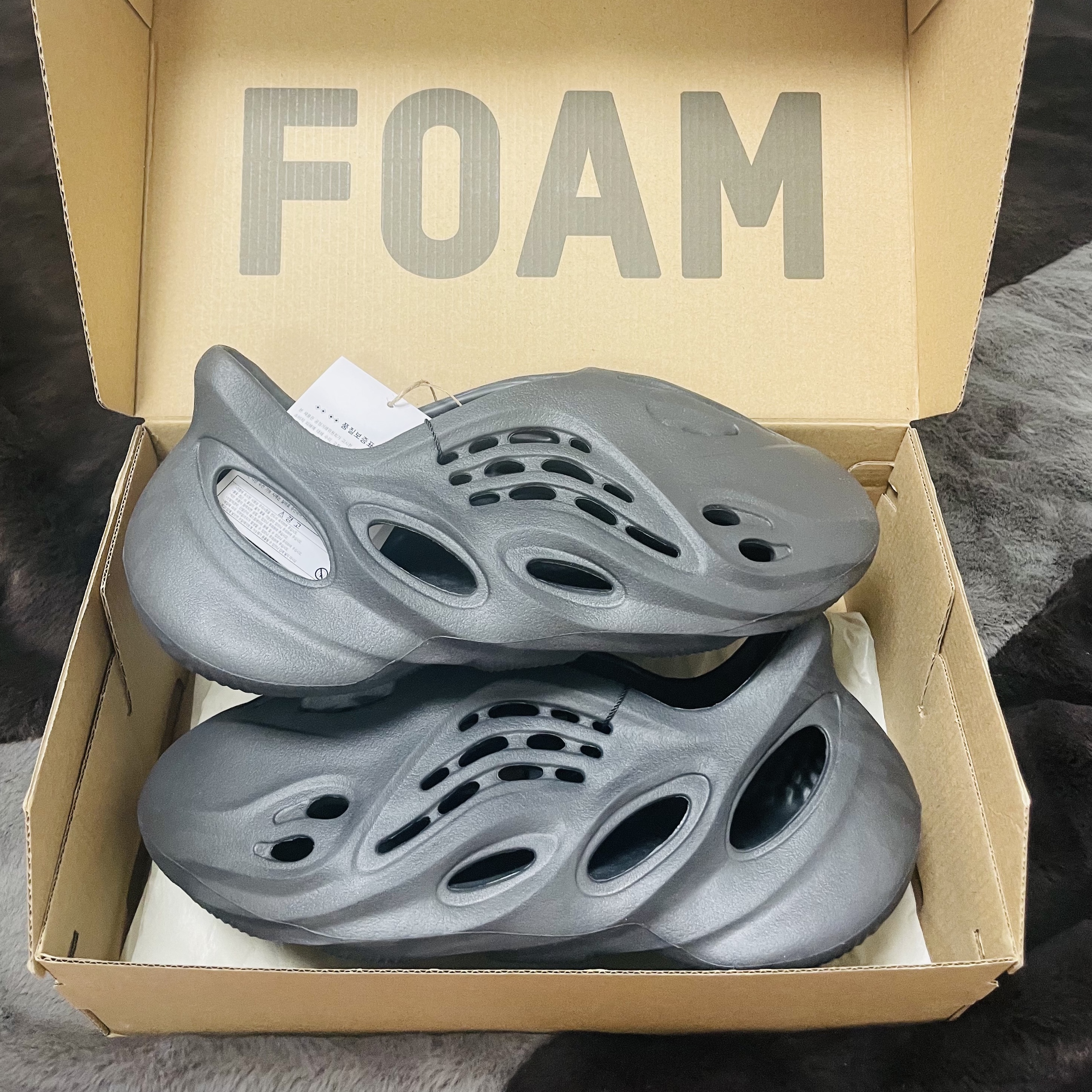 Adidas Yeezy Foam RNNR Onyx 착용 스타일