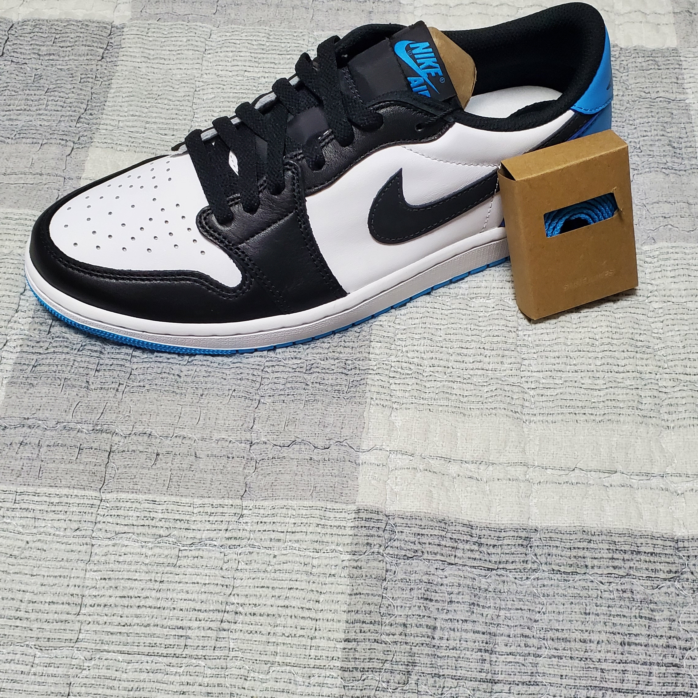 Jordan 1 Retro Low OG Black and Dark Powder Blue 착용 스타일