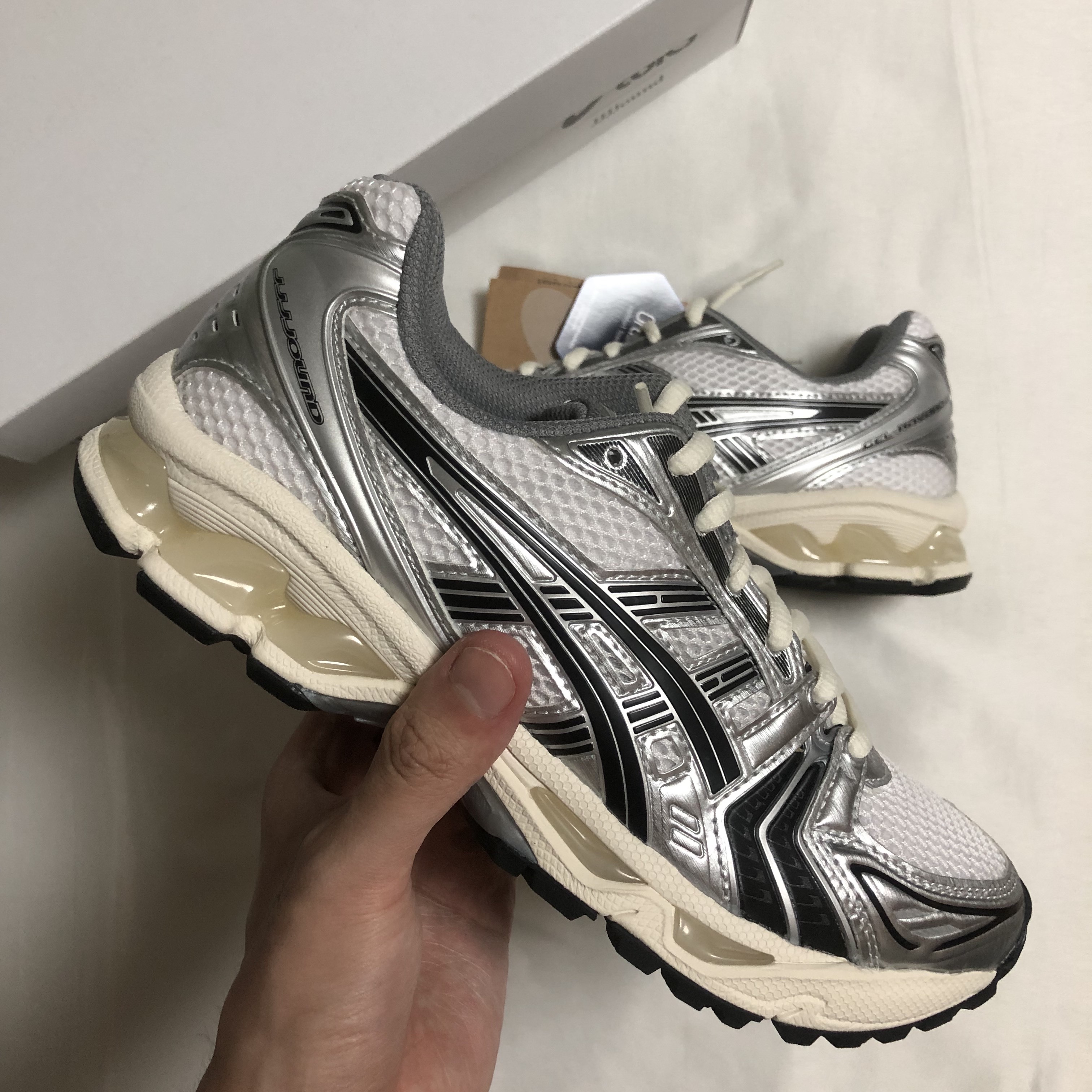 Asics x JJJJound Gel-Kayano 14 Silver Black 착용 스타일 - 2