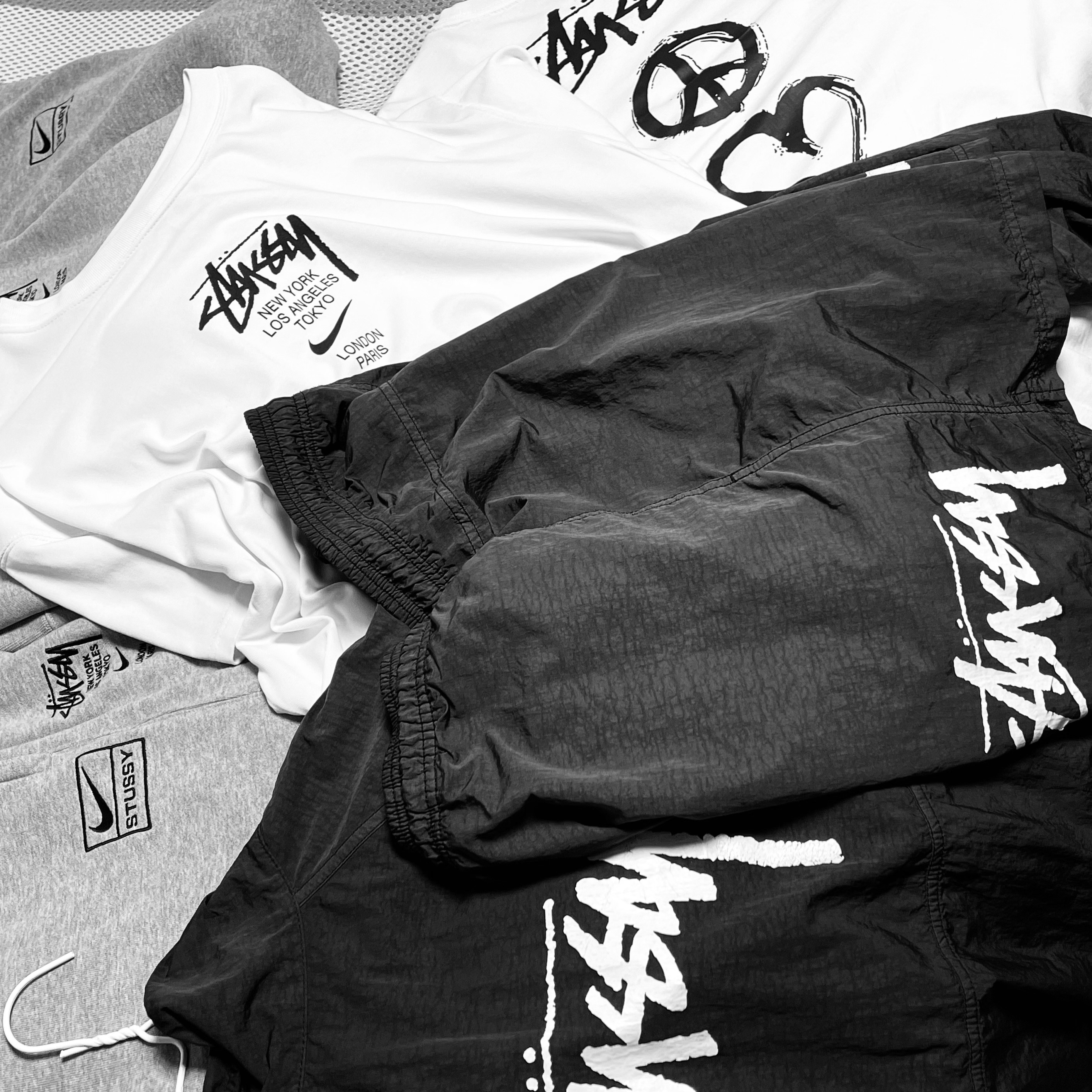 Nike x Stussy Windrunner Jacket Off Noir, Nike x Stussy Water Shorts Off Noir 착용 스타일