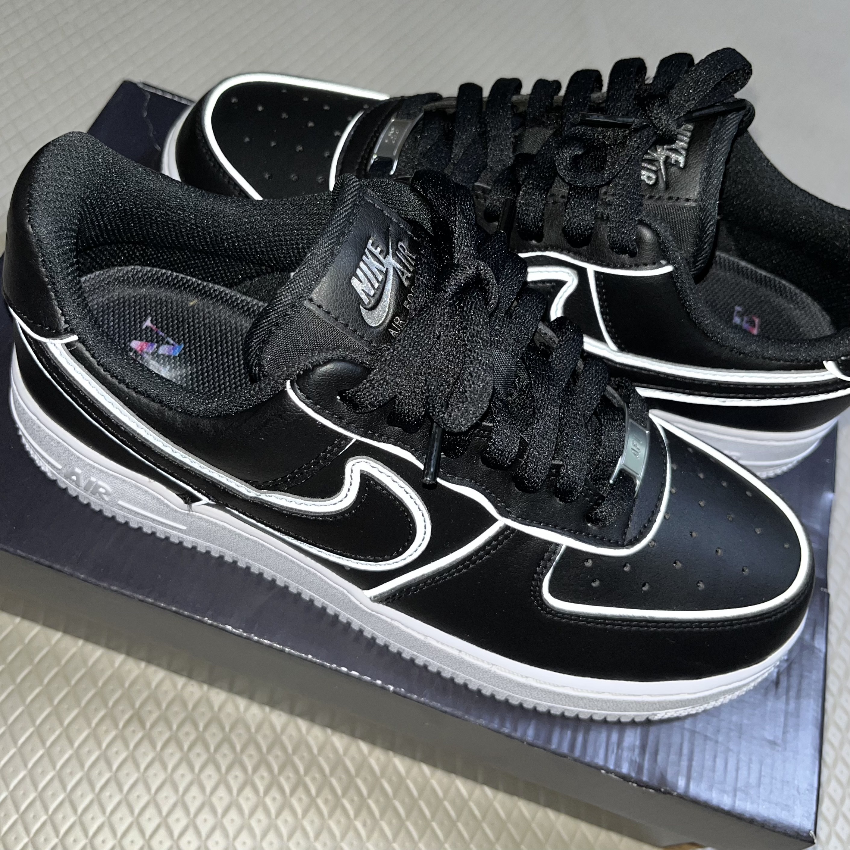 Nike Air Force 1 '07 LV8 Black White 착용 스타일