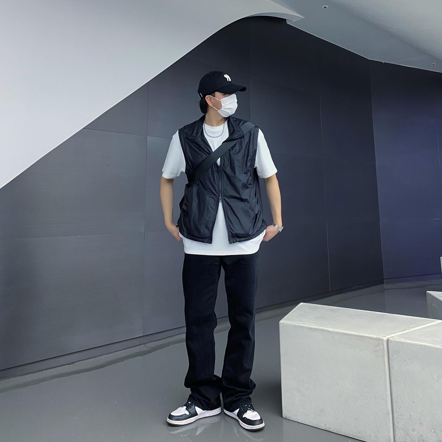 IAB Studio T-Shirt White, Jordan 1 Retro High OG Black White 2014 착용 스타일